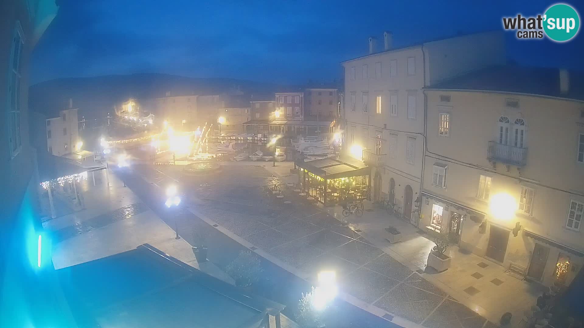 V ŽIVO spletna kamera Cres mesto – glavni trg in “mandrač” – otok Cres – Hrvaška