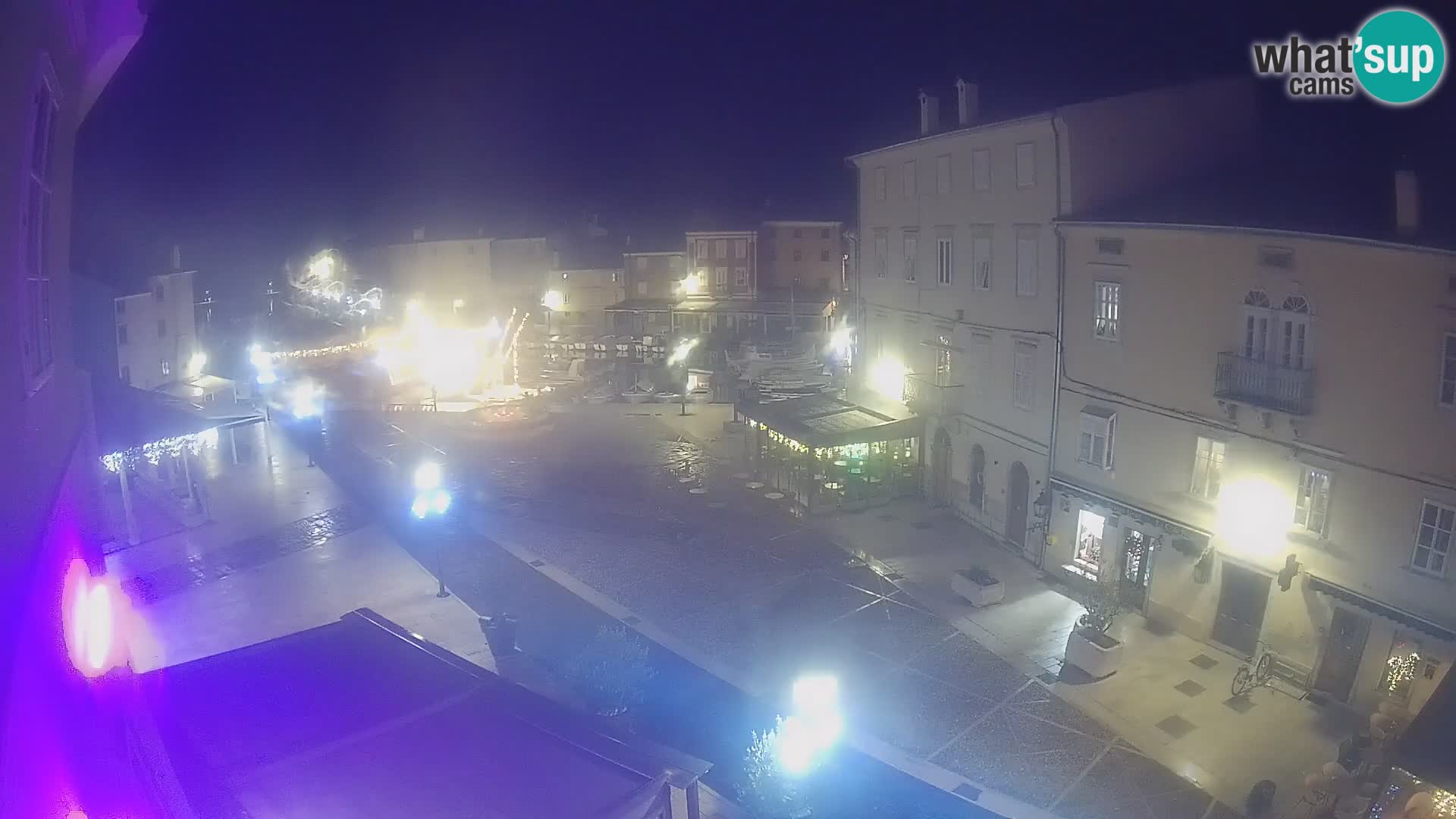 Web kamera Grad Cres – glavni trg i “mandrač” – otok Cres