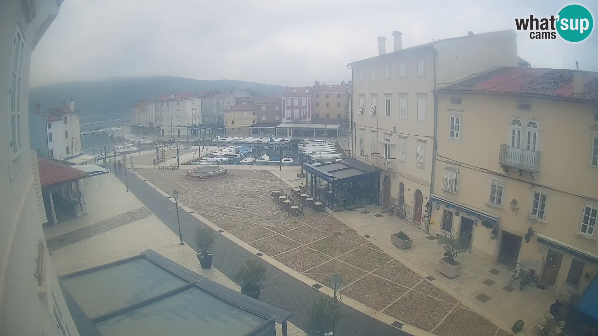 Web kamera Grad Cres – glavni trg i “mandrač” – otok Cres