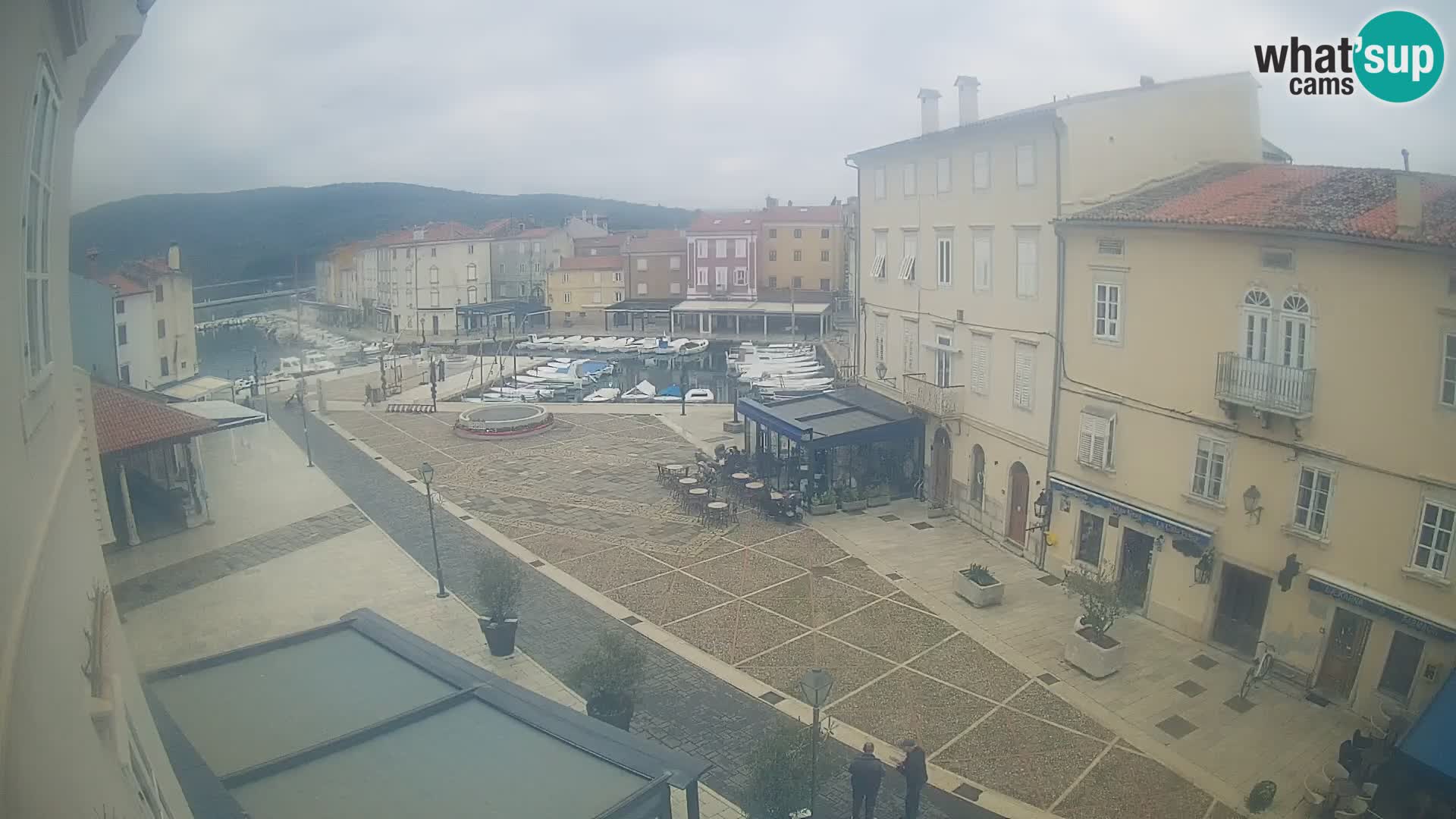 LIVE cam Cres city – place principale et “mandrač” – île de Cres – Croatie
