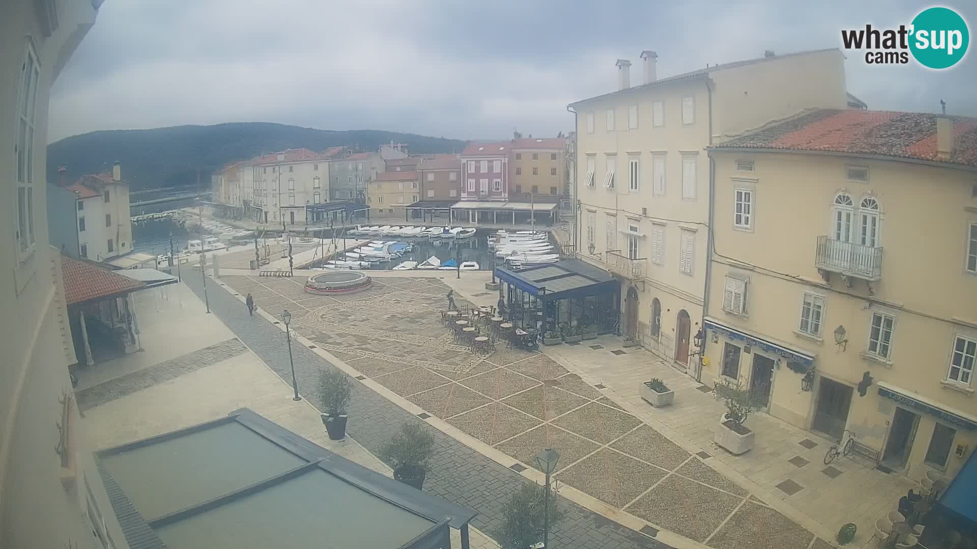 Cámara en vivo ciudad de Cres – plaza principal y “mandrač” – isla de Cres – Croacia