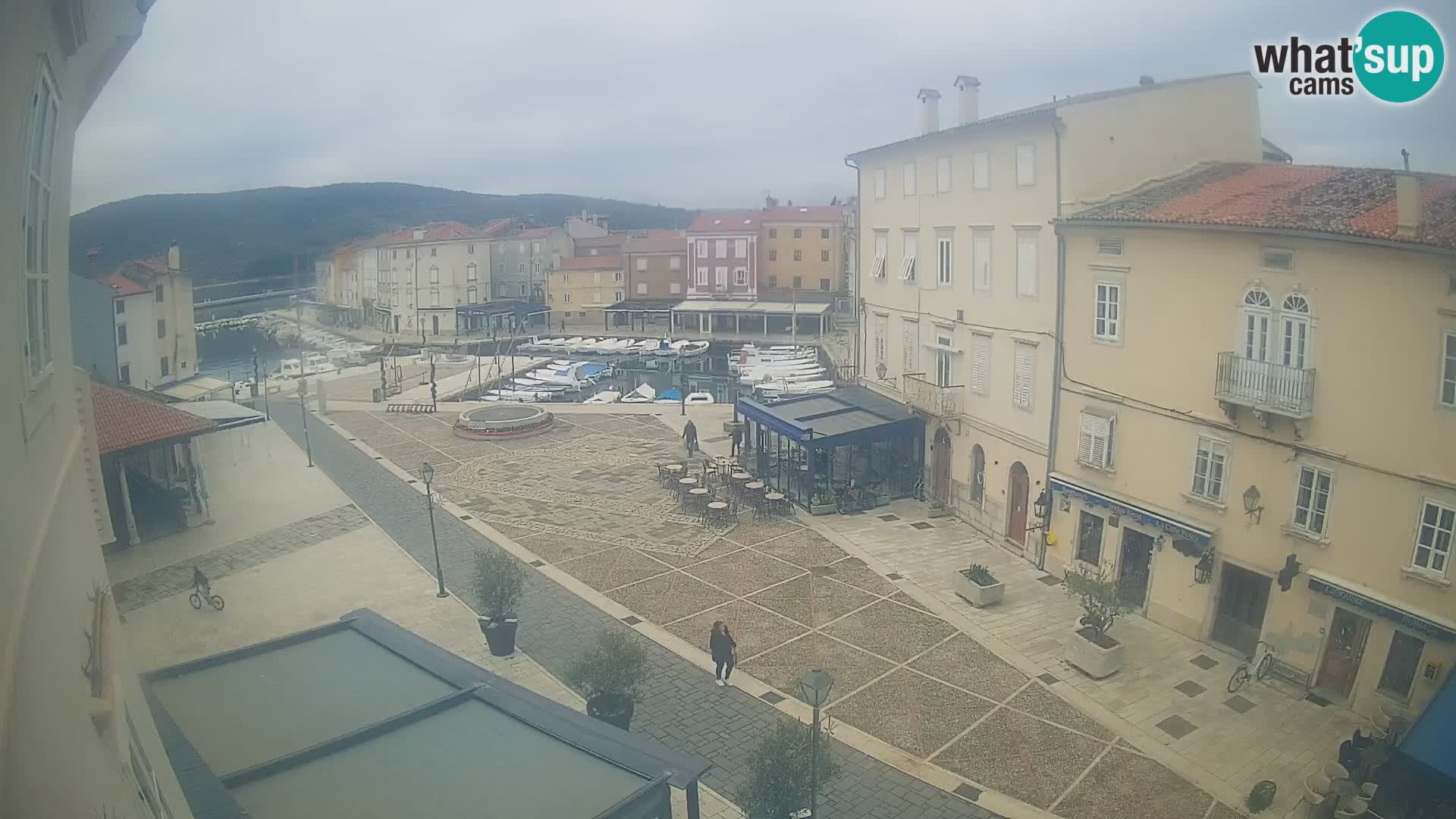 Web kamera Grad Cres – glavni trg i “mandrač” – otok Cres