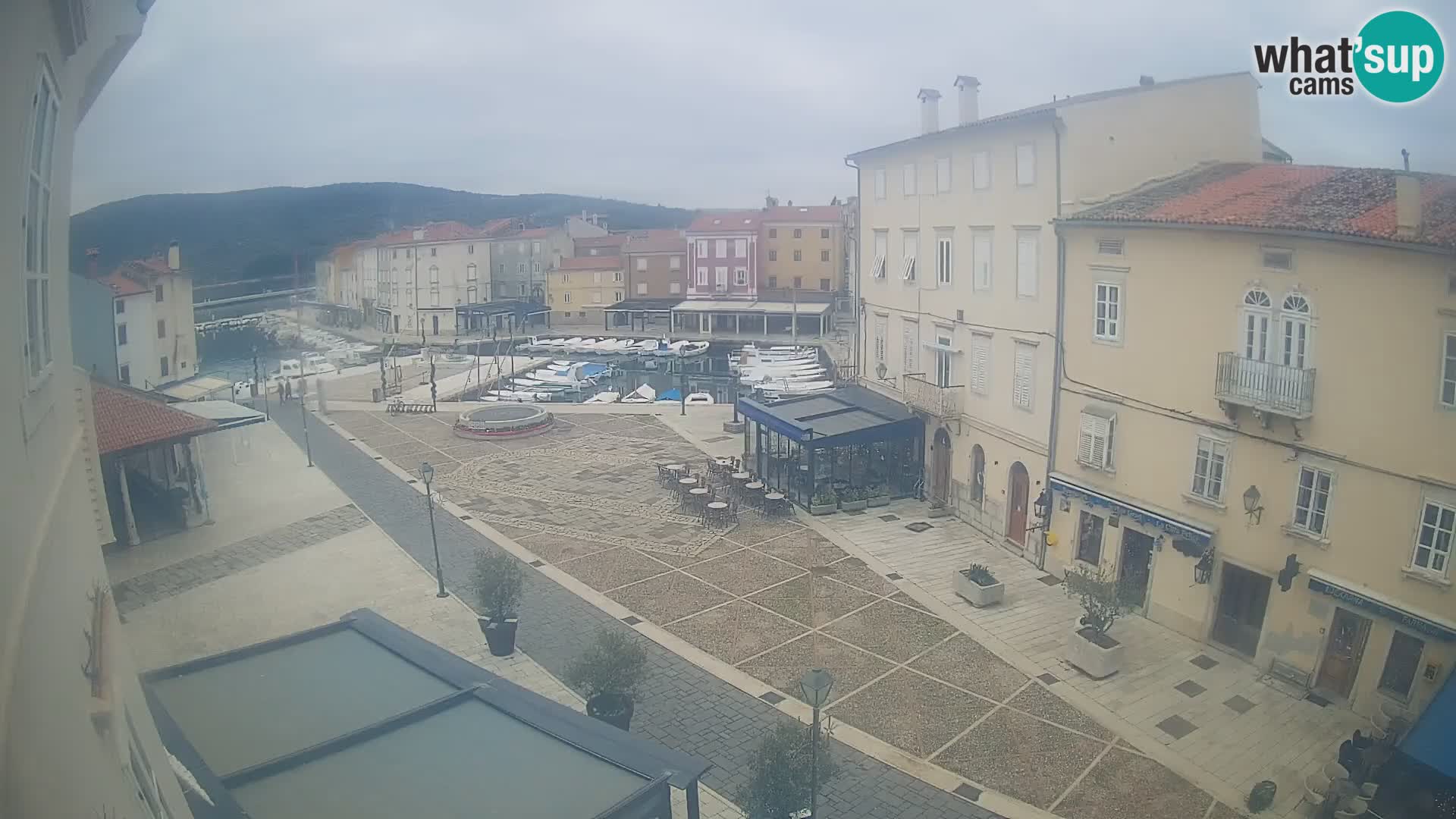 Web kamera Grad Cres – glavni trg i “mandrač” – otok Cres