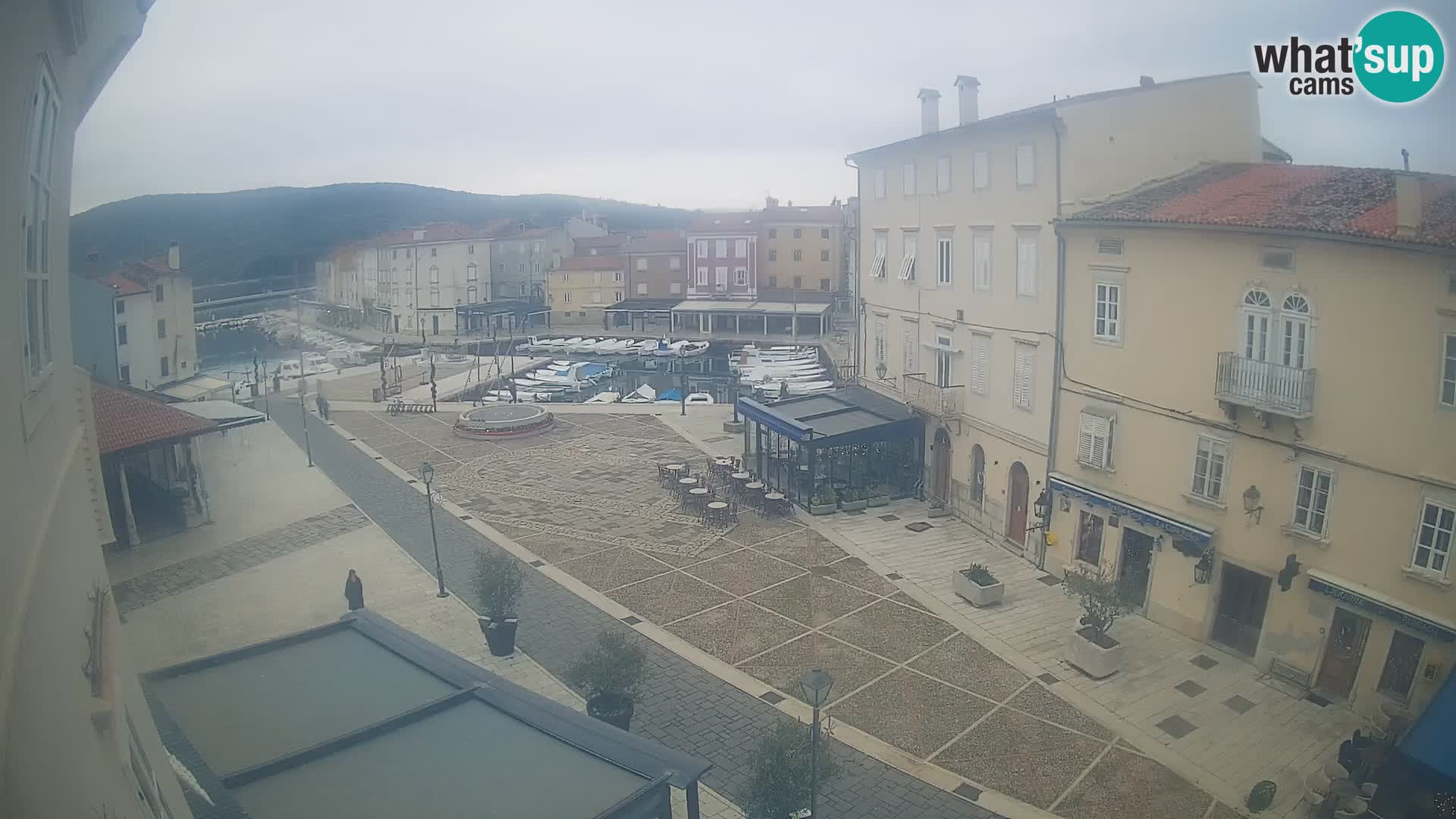 Web kamera Grad Cres – glavni trg i “mandrač” – otok Cres