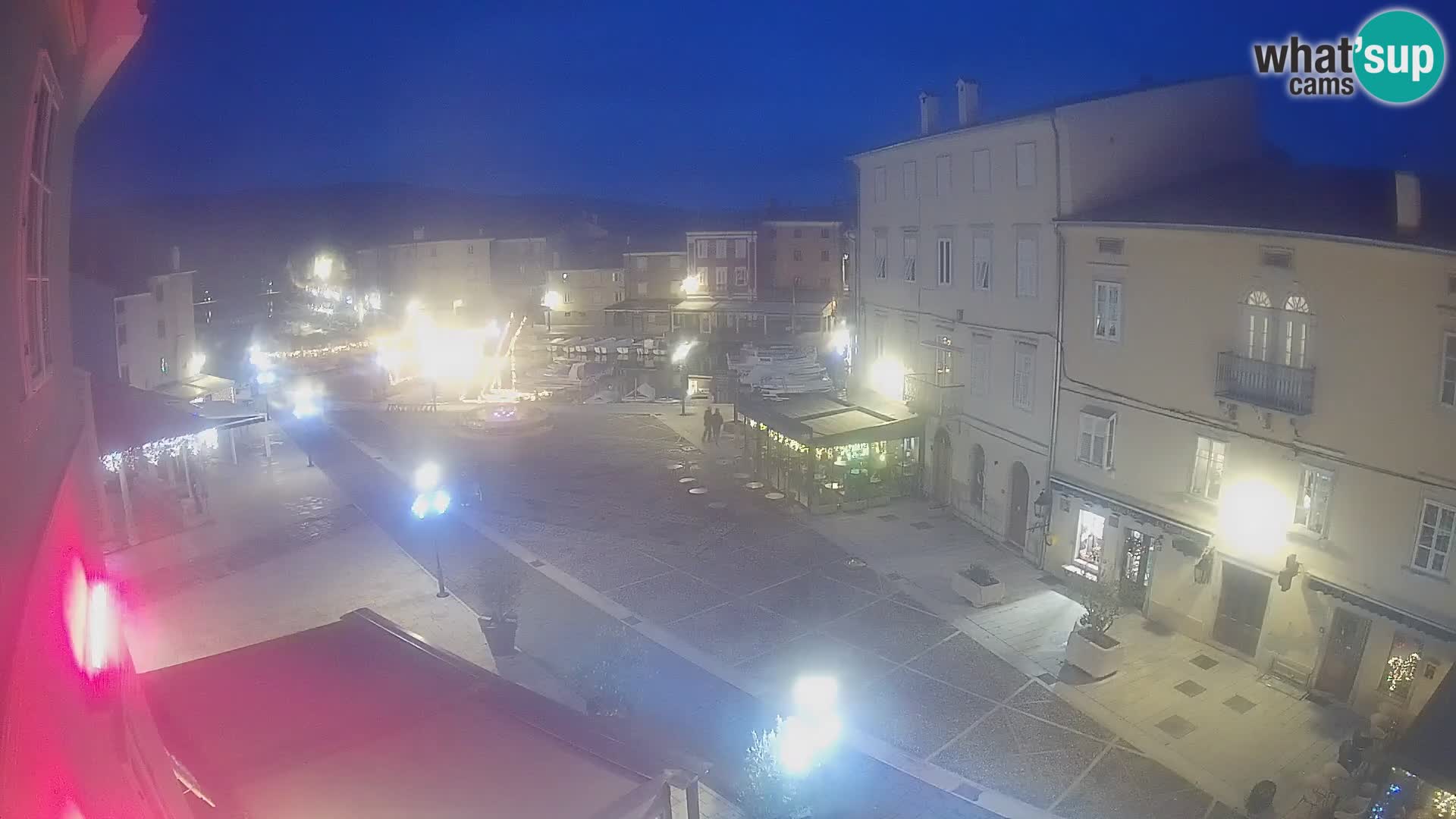 Web kamera Grad Cres – glavni trg i “mandrač” – otok Cres