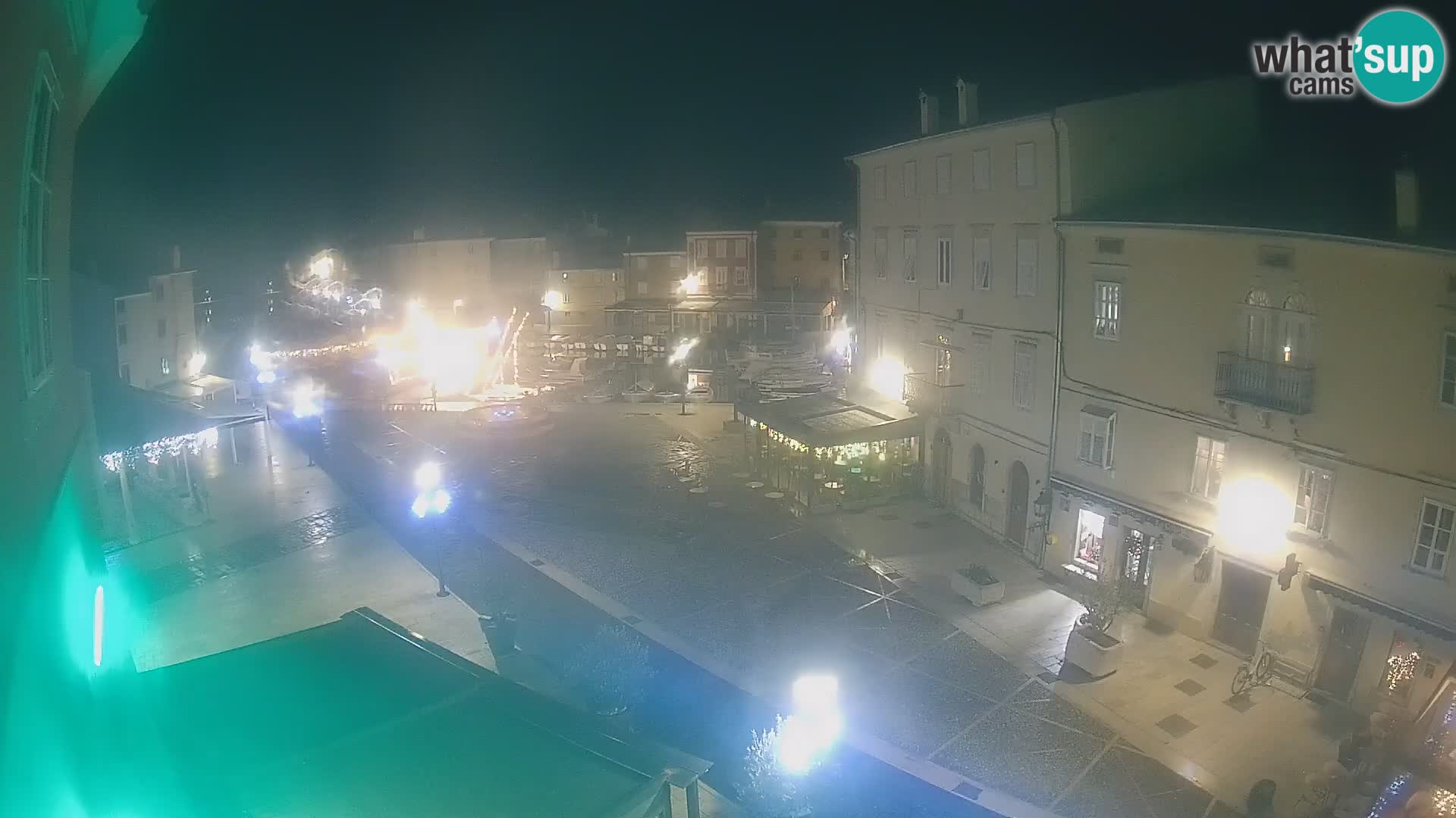 Web kamera Grad Cres – glavni trg i “mandrač” – otok Cres