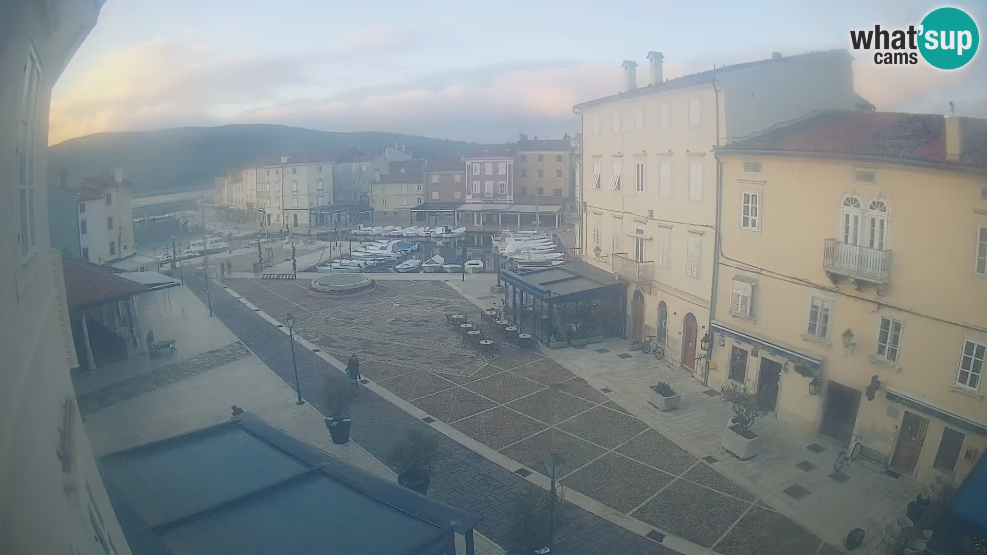 Cámara en vivo ciudad de Cres – plaza principal y “mandrač” – isla de Cres – Croacia