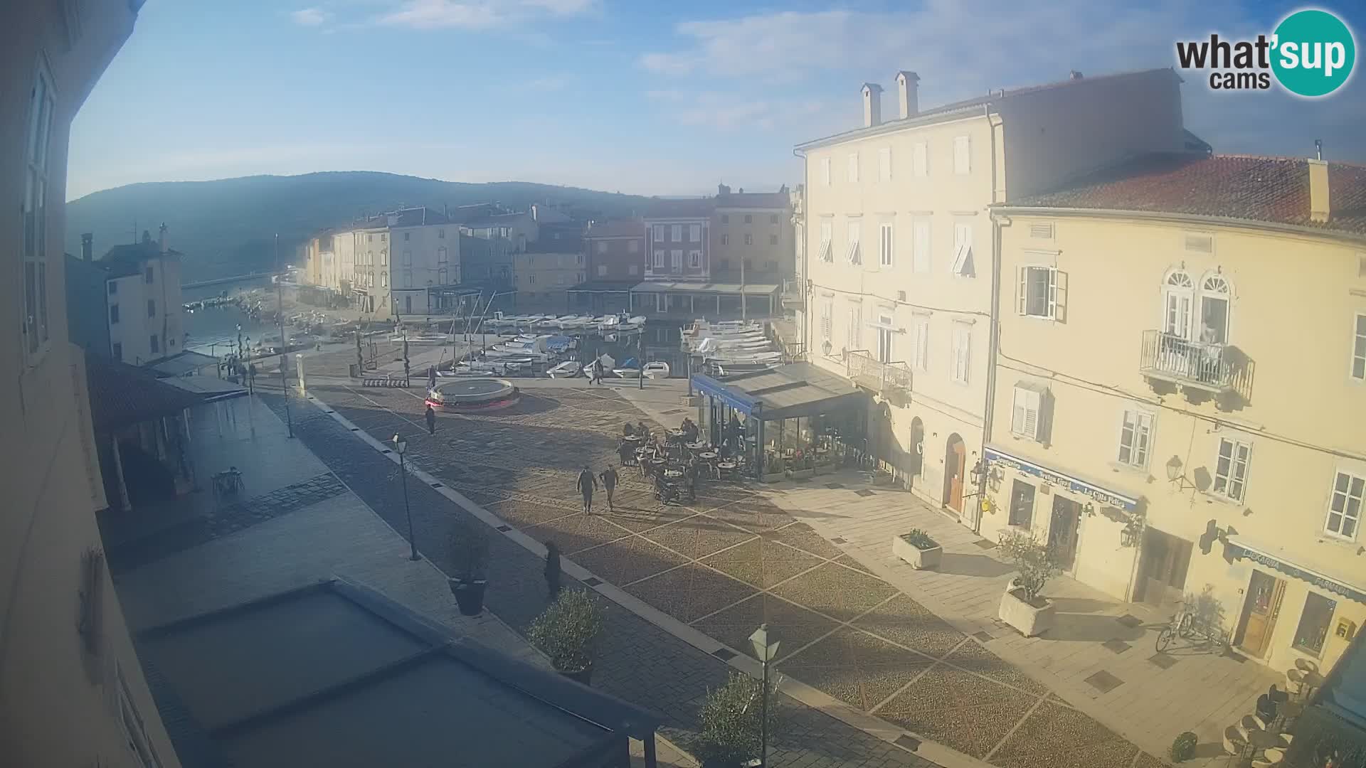 Web kamera Grad Cres – glavni trg i “mandrač” – otok Cres