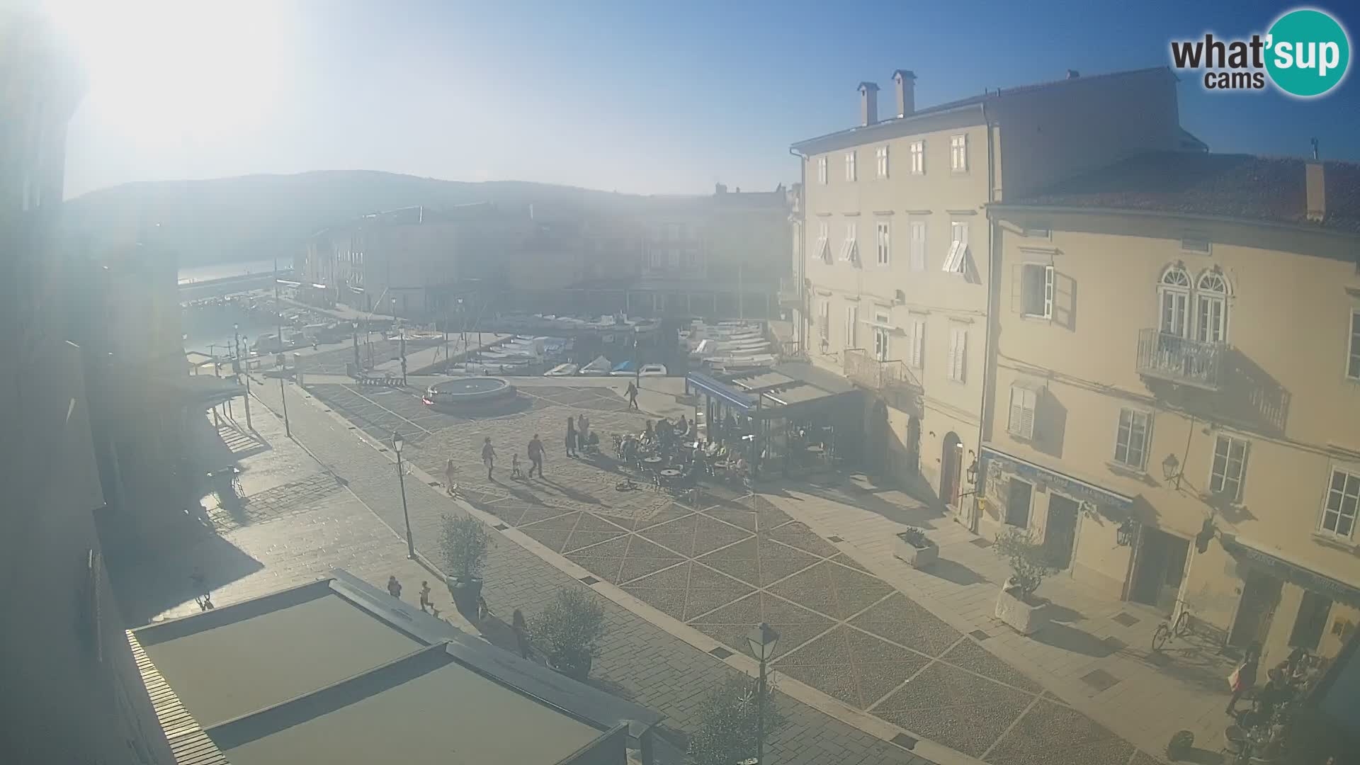 V ŽIVO spletna kamera Cres mesto – glavni trg in “mandrač” – otok Cres – Hrvaška