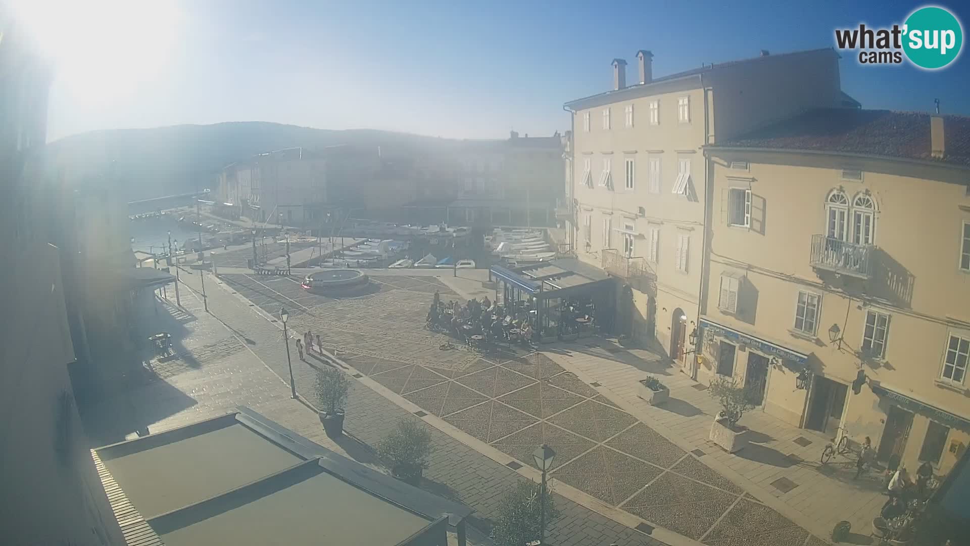 Cámara en vivo ciudad de Cres – plaza principal y “mandrač” – isla de Cres – Croacia