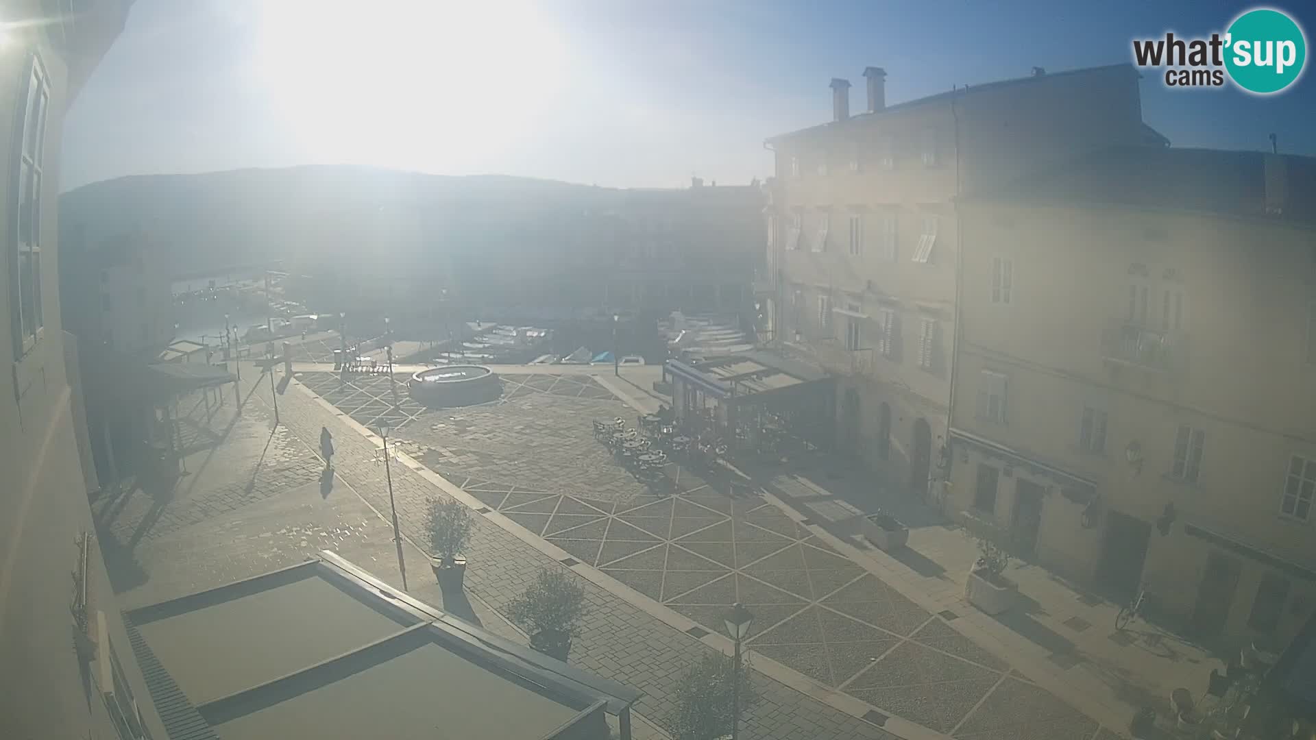 V ŽIVO spletna kamera Cres mesto – glavni trg in “mandrač” – otok Cres – Hrvaška