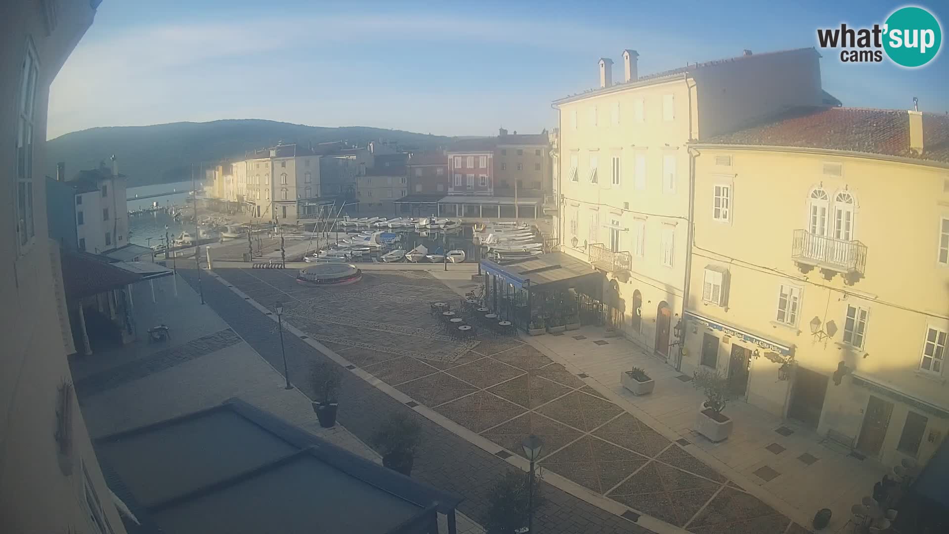 Cámara en vivo ciudad de Cres – plaza principal y “mandrač” – isla de Cres – Croacia
