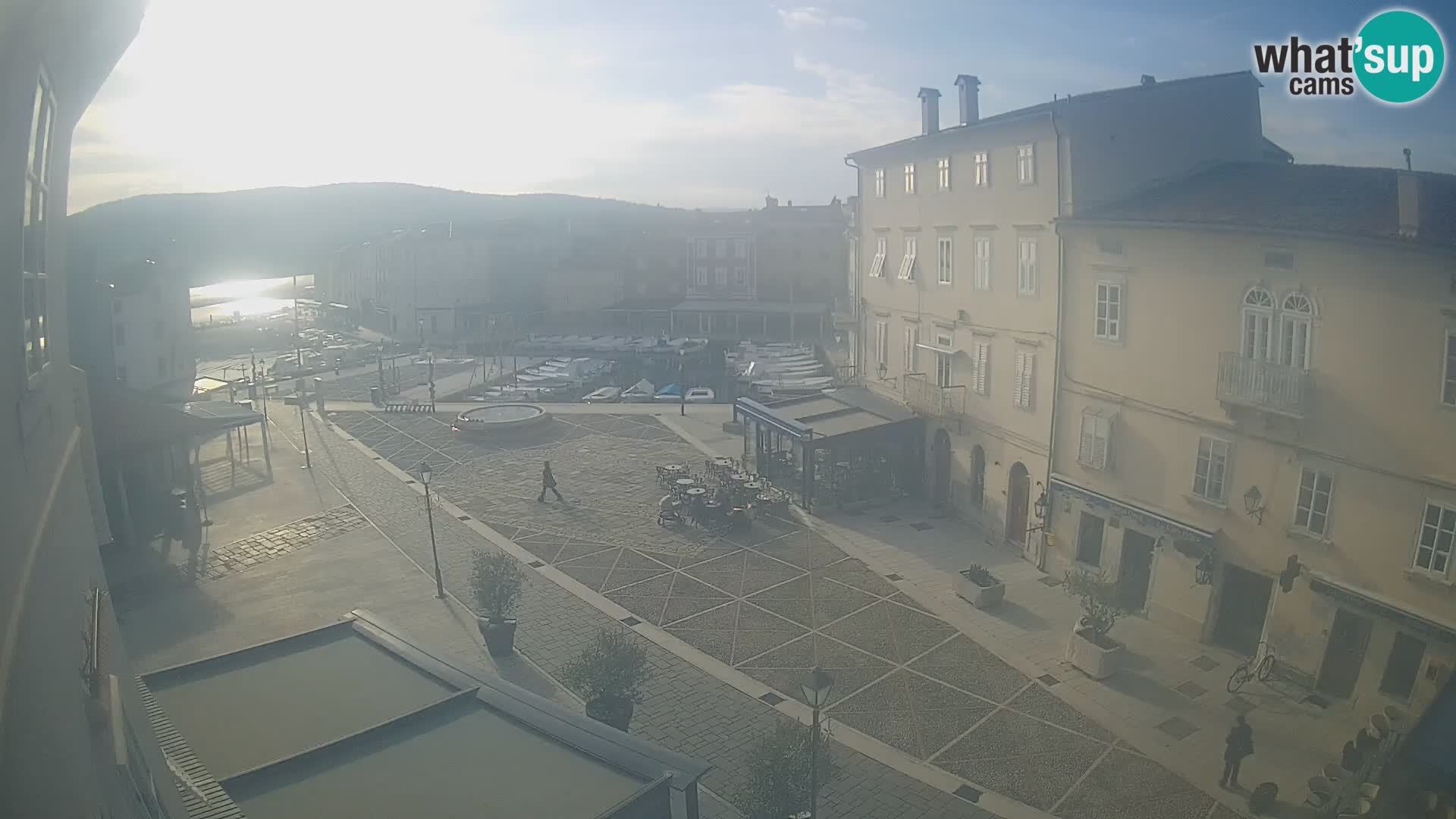 Web kamera Grad Cres – glavni trg i “mandrač” – otok Cres