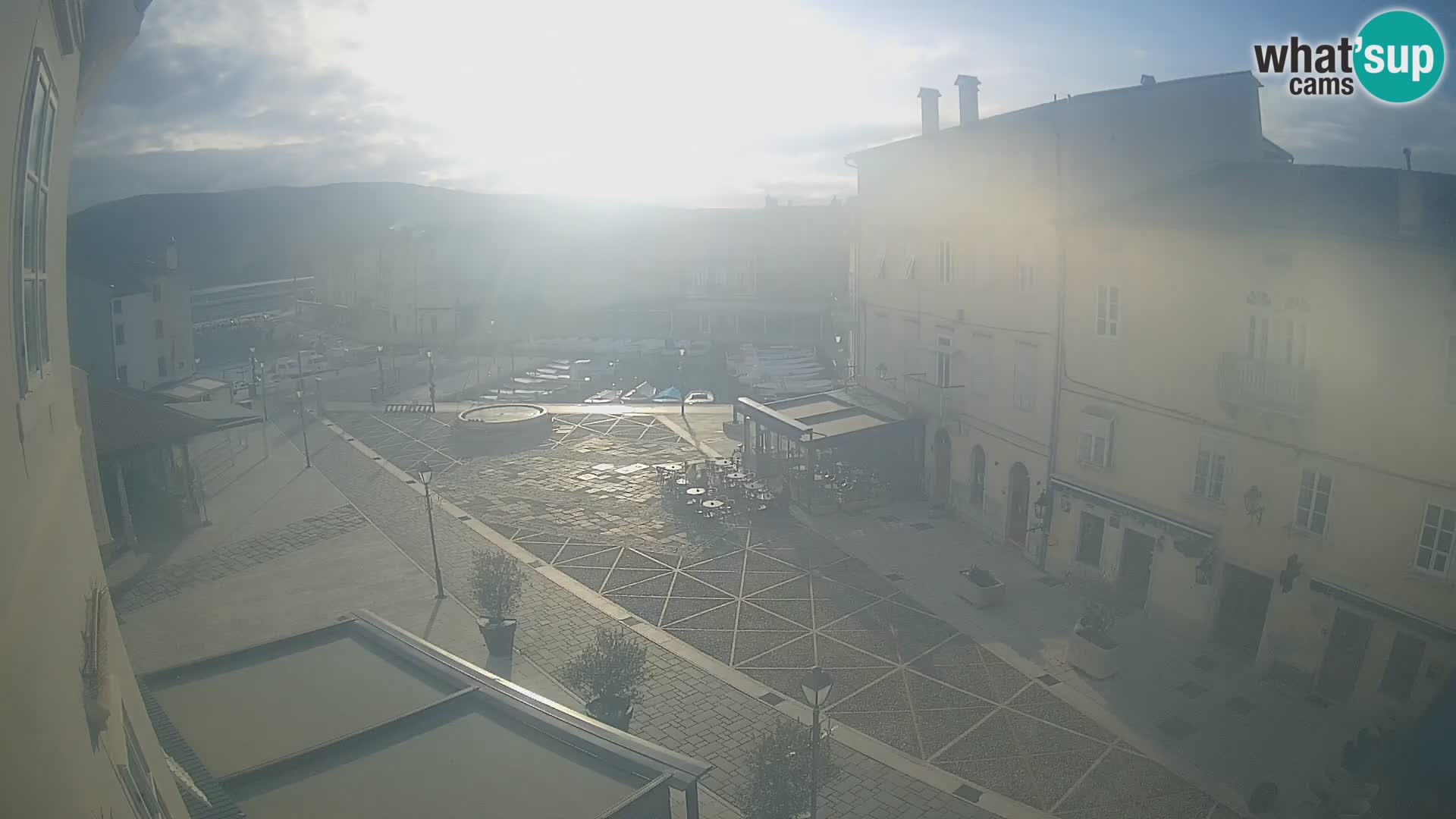 Web kamera Grad Cres – glavni trg i “mandrač” – otok Cres