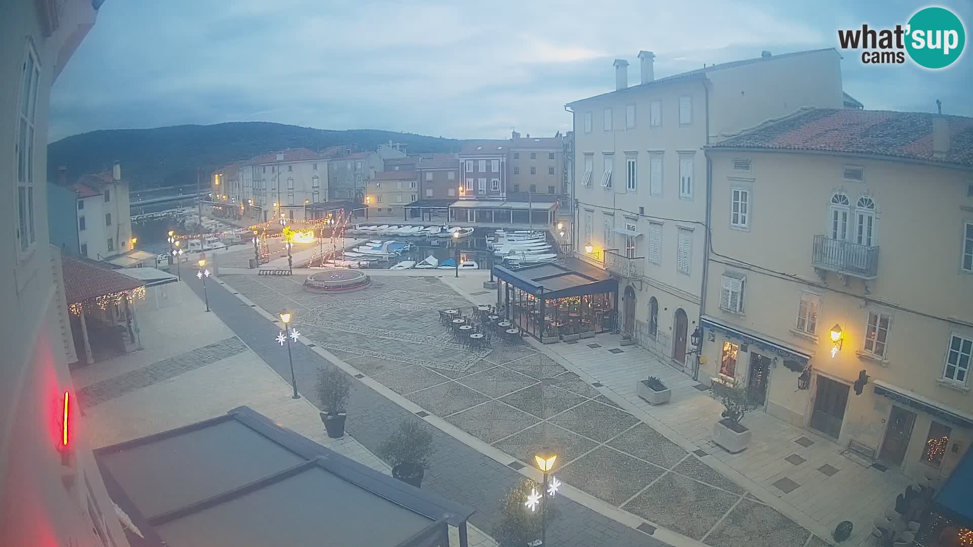 LIVE cam Cres city – place principale et “mandrač” – île de Cres – Croatie