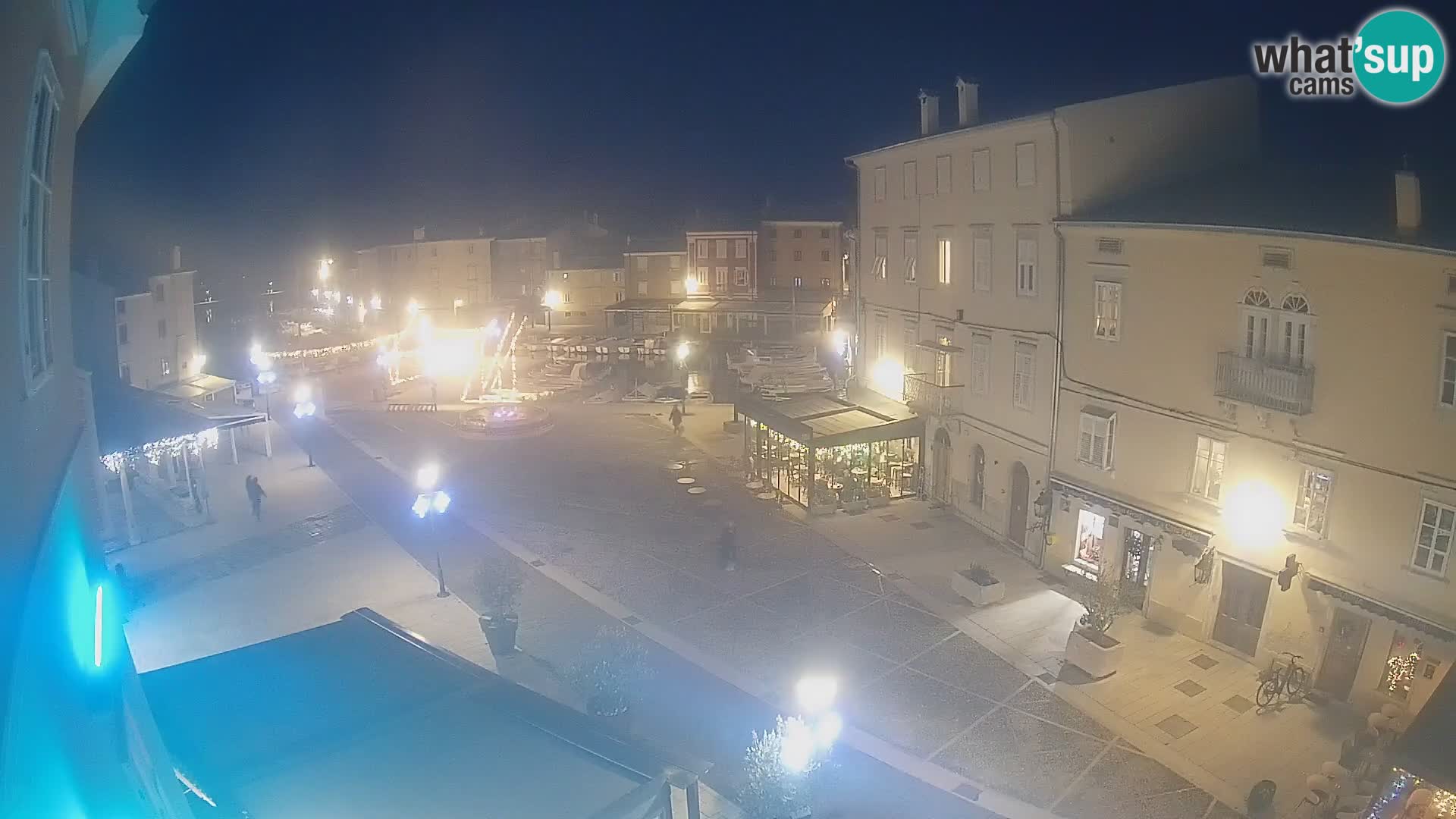 Web kamera Grad Cres – glavni trg i “mandrač” – otok Cres