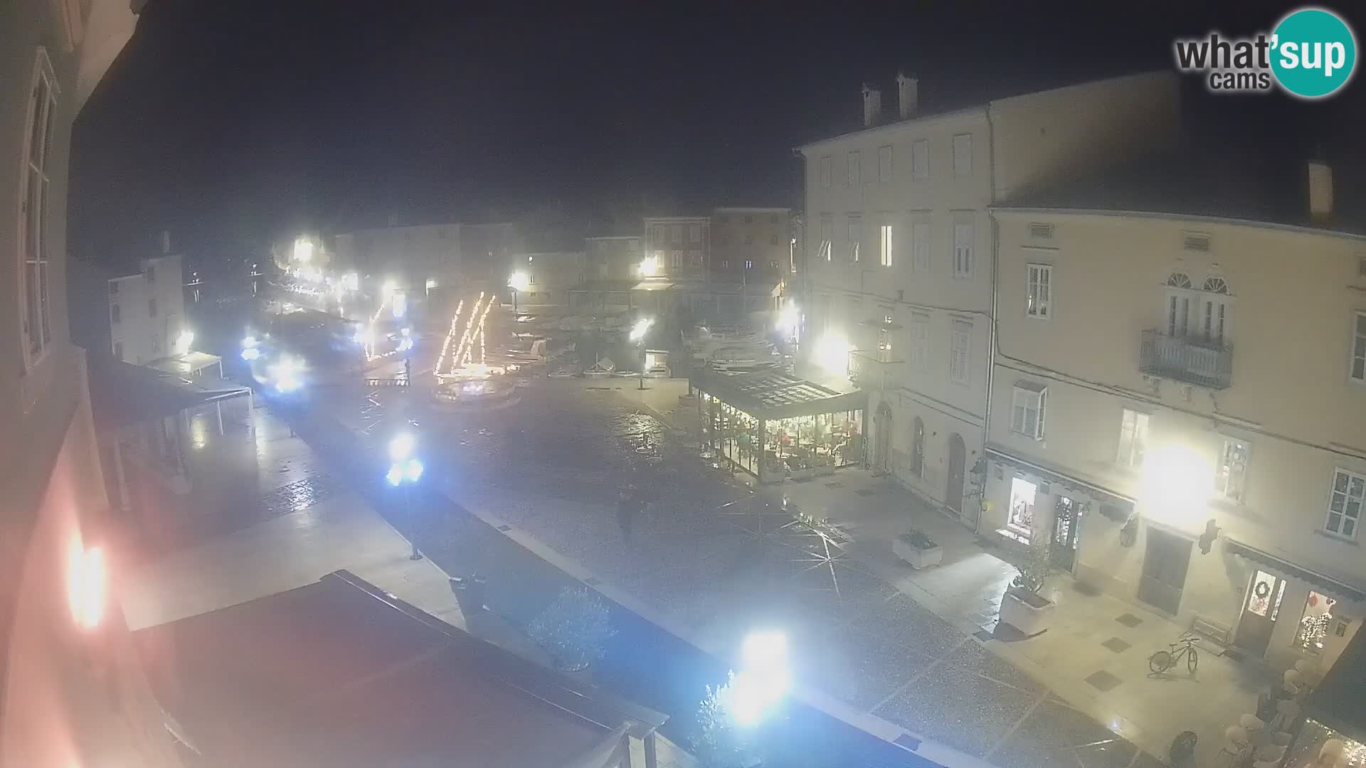 Web kamera Grad Cres – glavni trg i “mandrač” – otok Cres