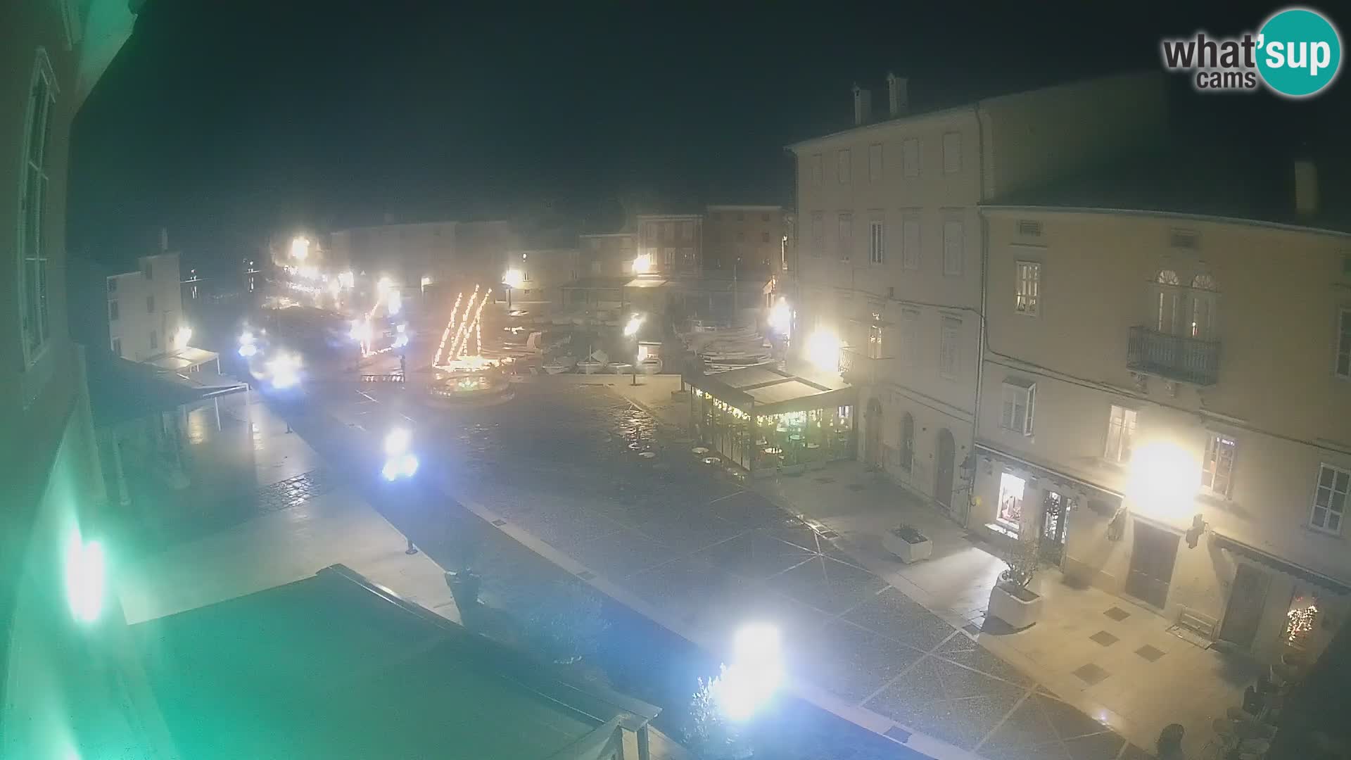 V ŽIVO spletna kamera Cres mesto – glavni trg in “mandrač” – otok Cres – Hrvaška