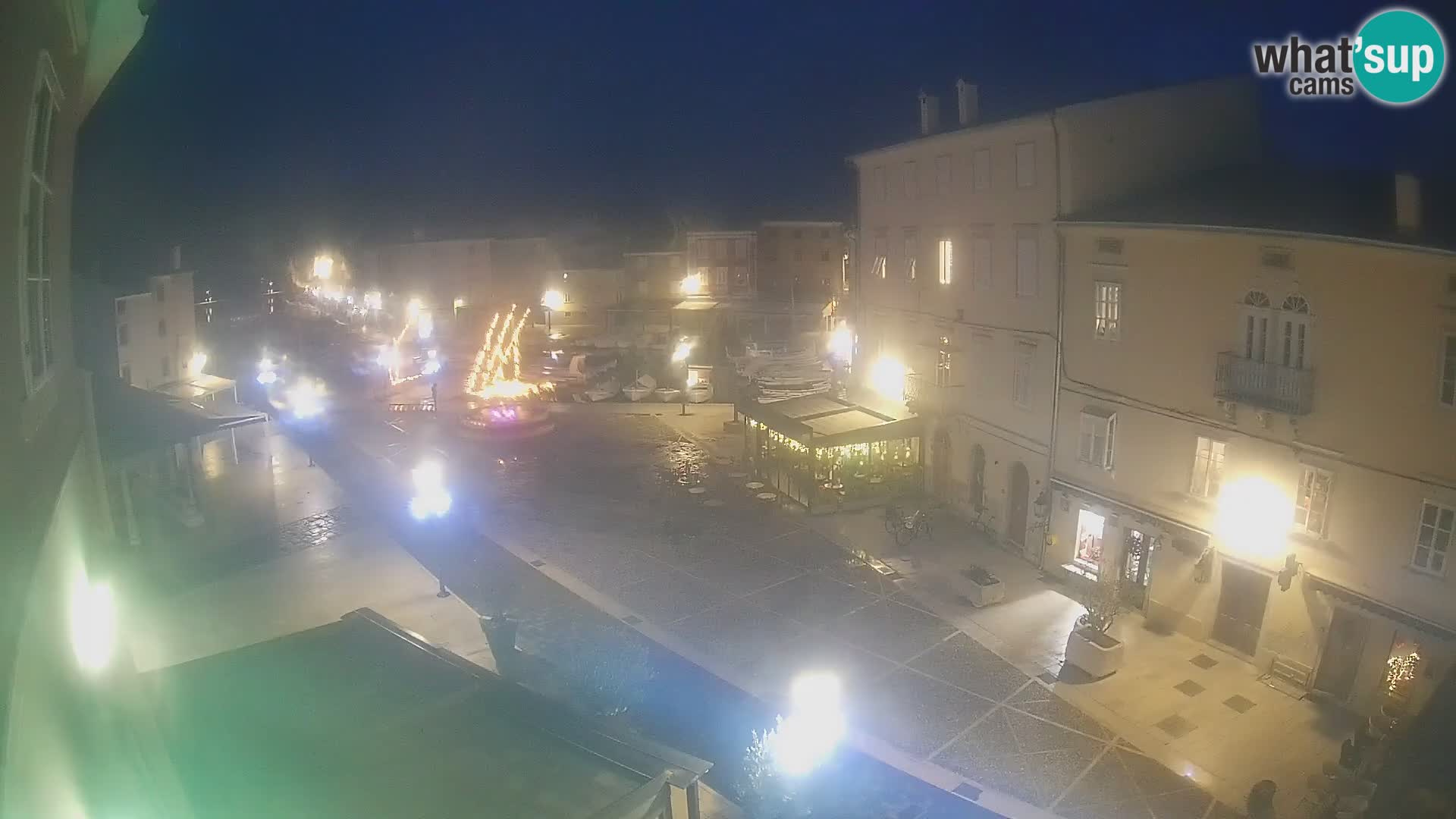 Web kamera Grad Cres – glavni trg i “mandrač” – otok Cres