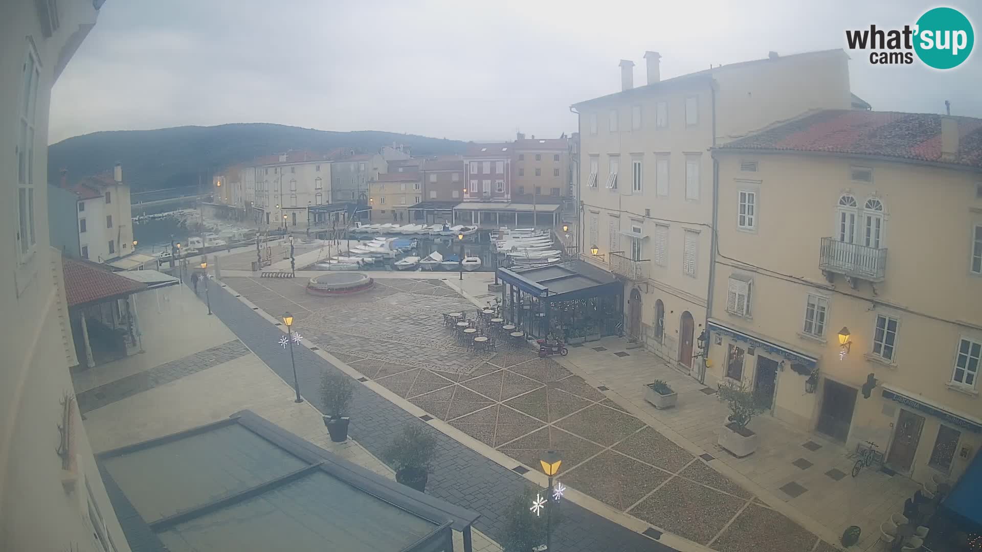 Web kamera Grad Cres – glavni trg i “mandrač” – otok Cres