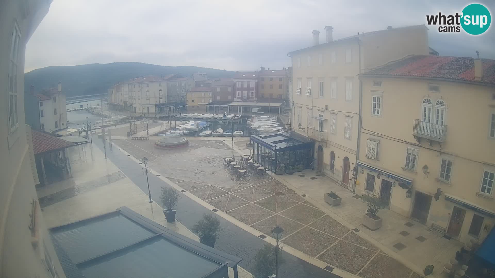 V ŽIVO spletna kamera Cres mesto – glavni trg in “mandrač” – otok Cres – Hrvaška