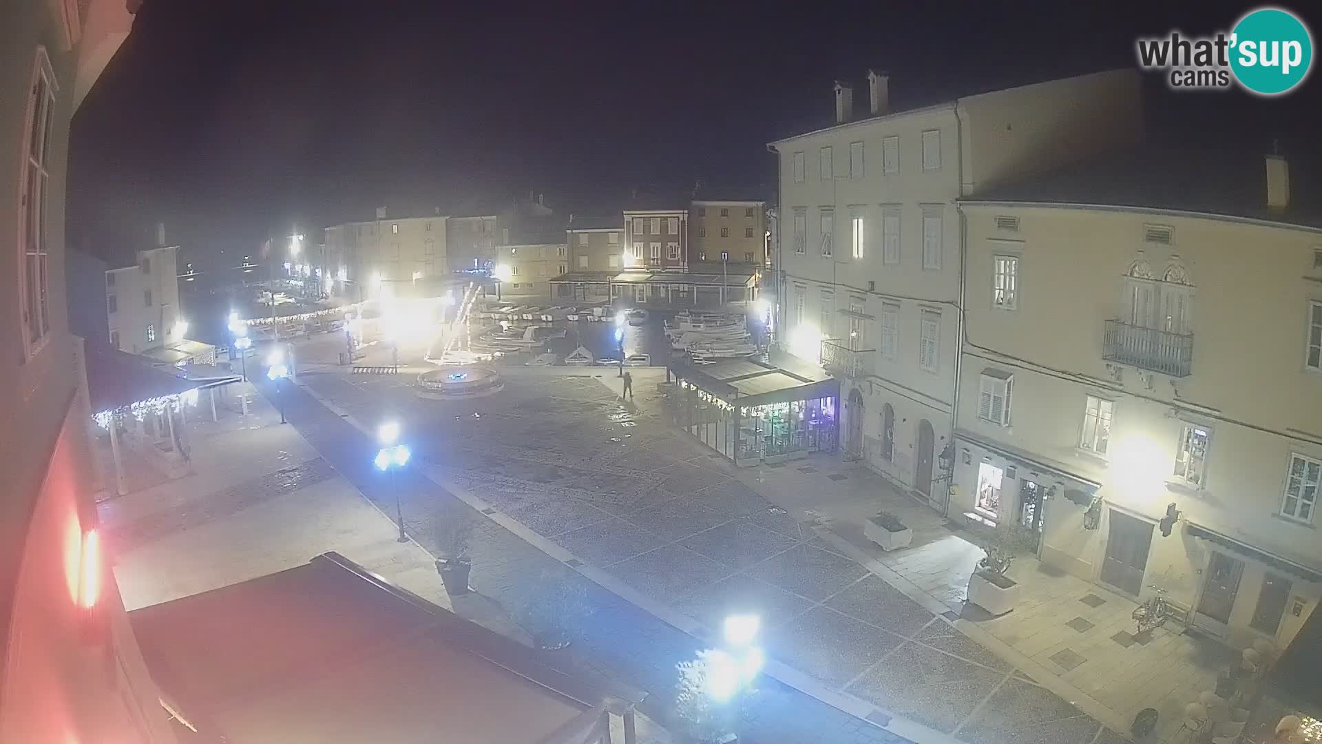 Web kamera Grad Cres – glavni trg i “mandrač” – otok Cres