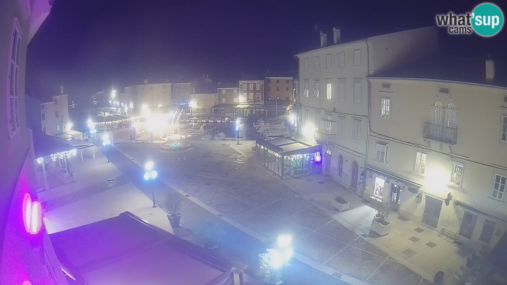 Web kamera Grad Cres – glavni trg i “mandrač” – otok Cres