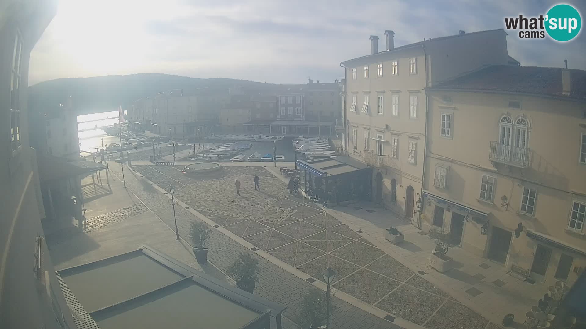LIVE cam Cres city – place principale et “mandrač” – île de Cres – Croatie