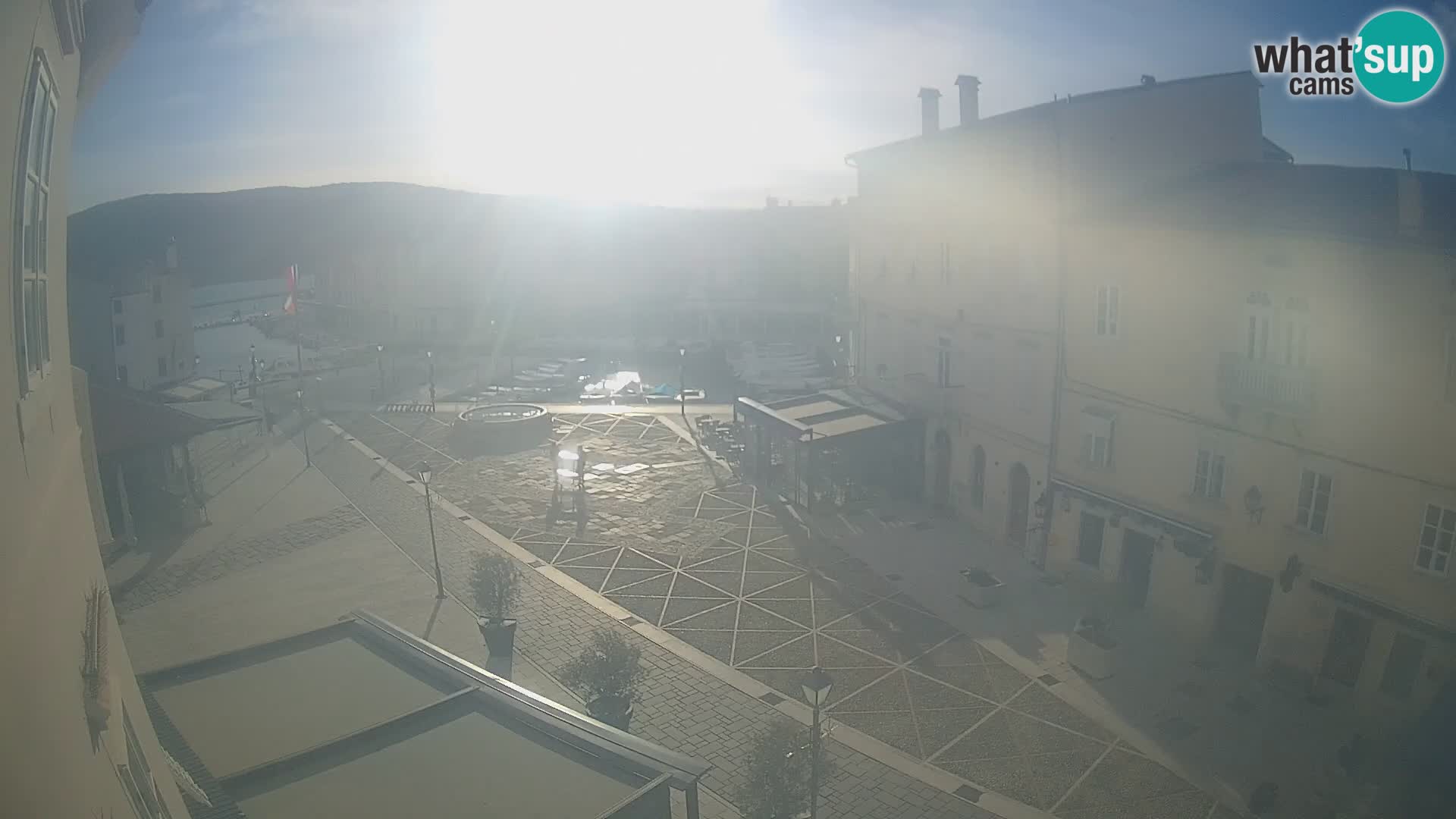 Cámara en vivo ciudad de Cres – plaza principal y “mandrač” – isla de Cres – Croacia