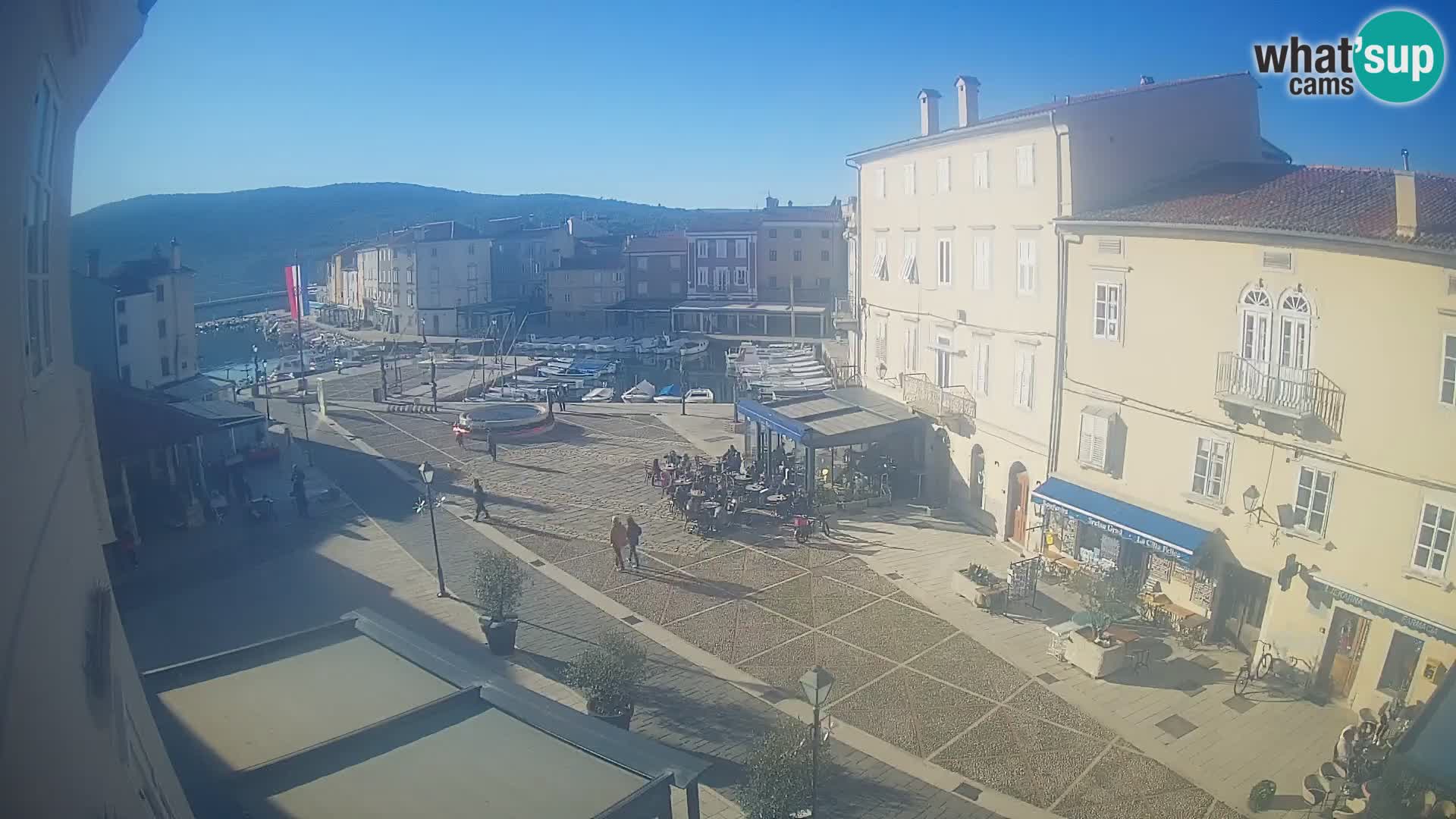 V ŽIVO spletna kamera Cres mesto – glavni trg in “mandrač” – otok Cres – Hrvaška