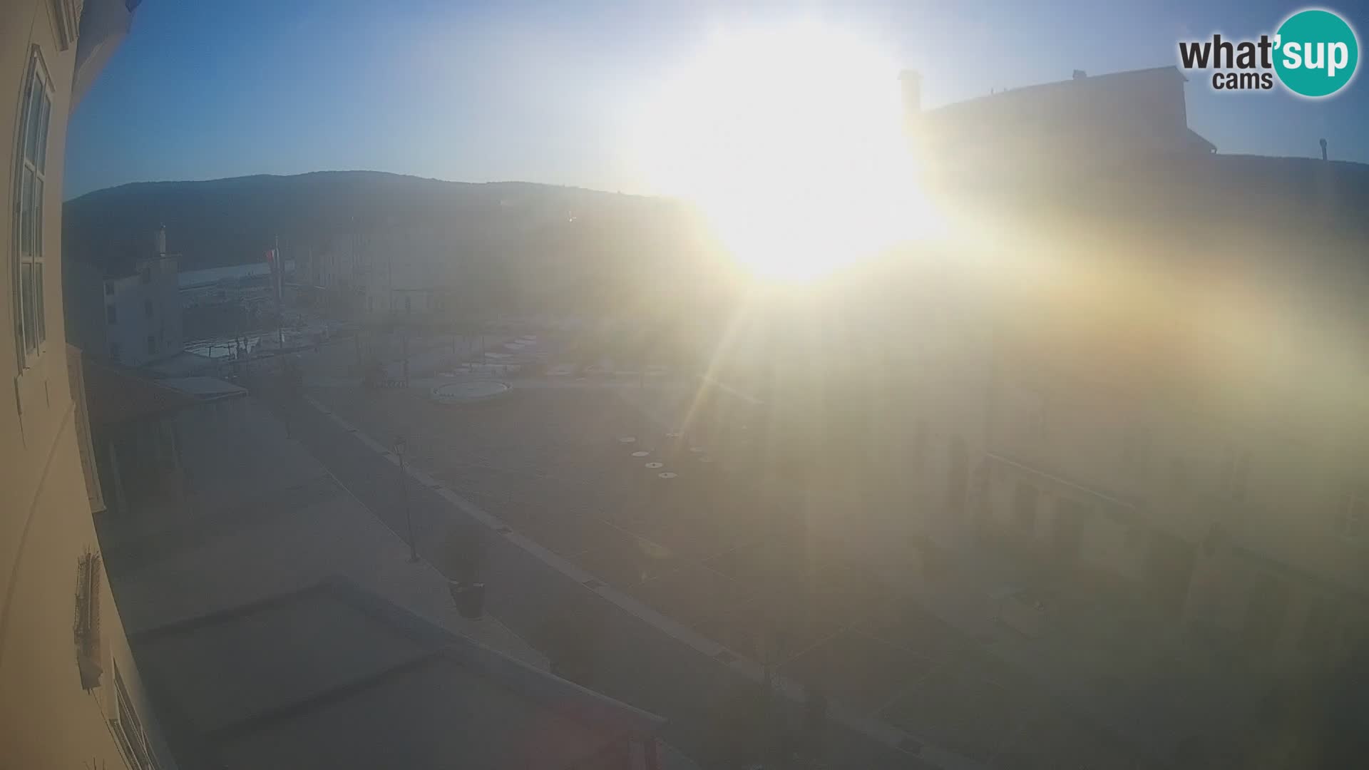 Web kamera Grad Cres – glavni trg i “mandrač” – otok Cres