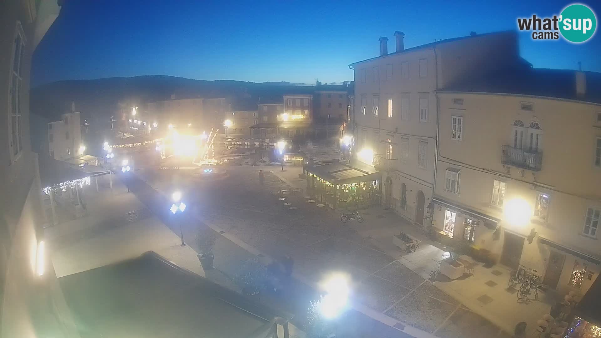 Kamera v ŽIVO Cres mesto – glavni trg in “mandrač” – otok Cres – Hrvaška