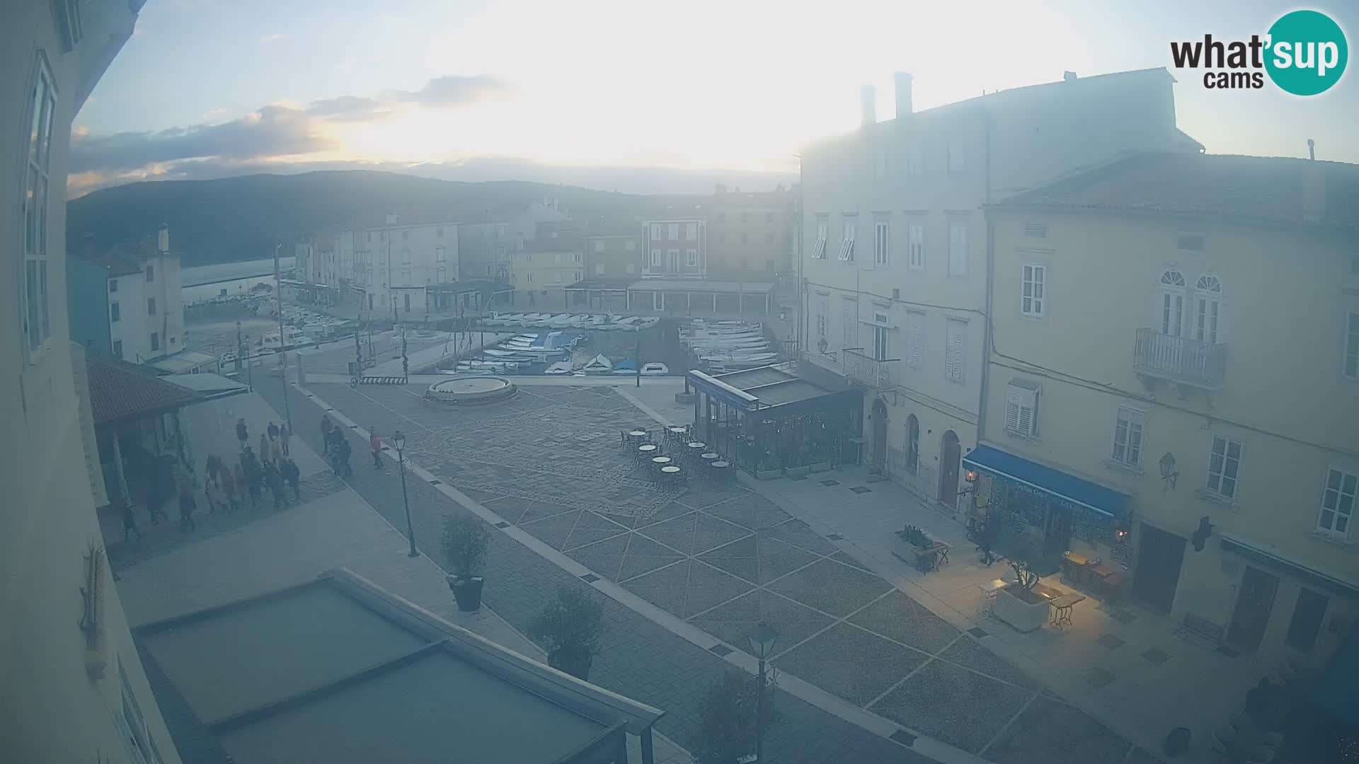 LIVE cam Cres Stadt – Hauptplatz und “mandrač” – Cres Insel – Kroatien