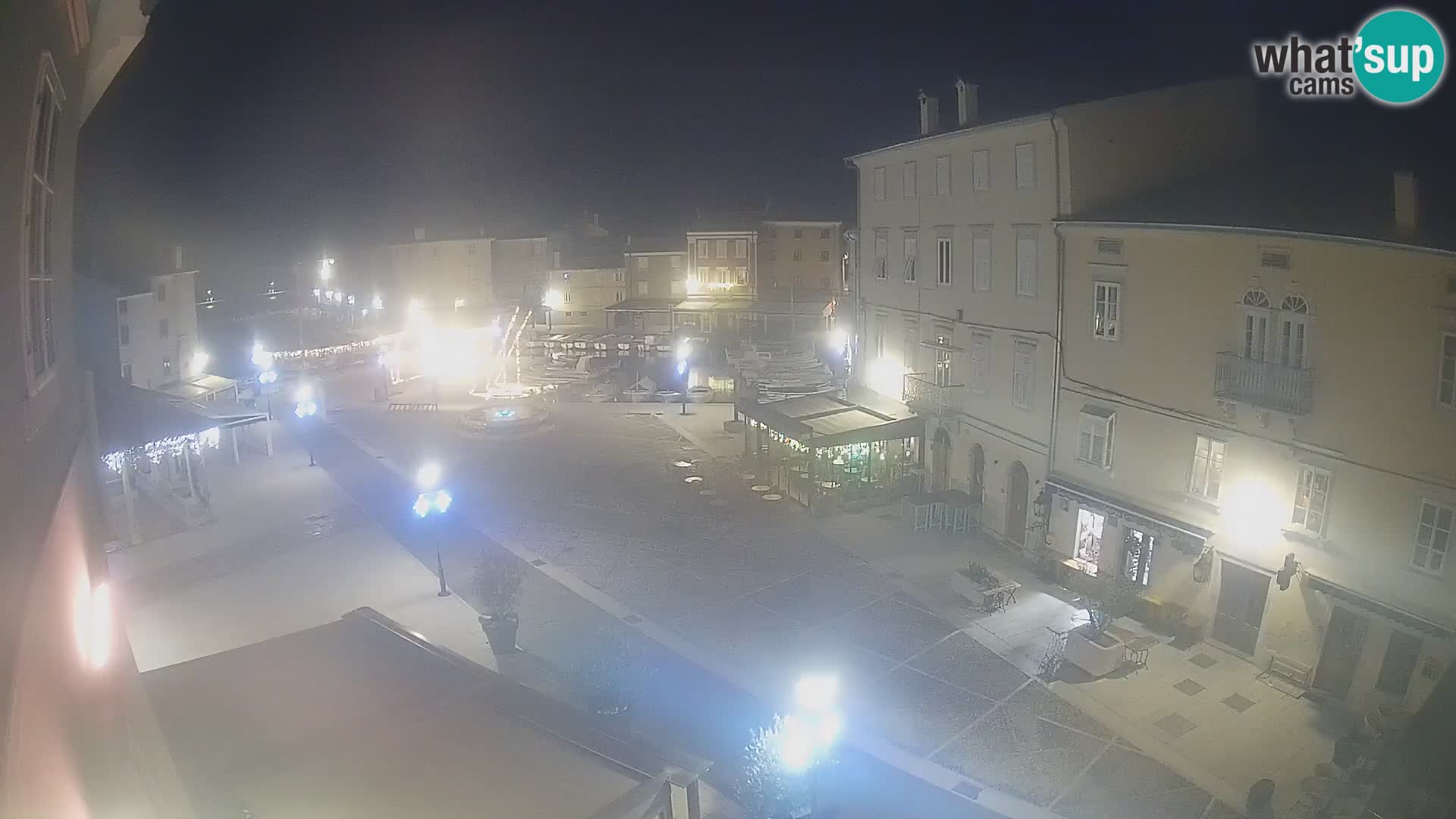 V ŽIVO spletna kamera Cres mesto – glavni trg in “mandrač” – otok Cres – Hrvaška