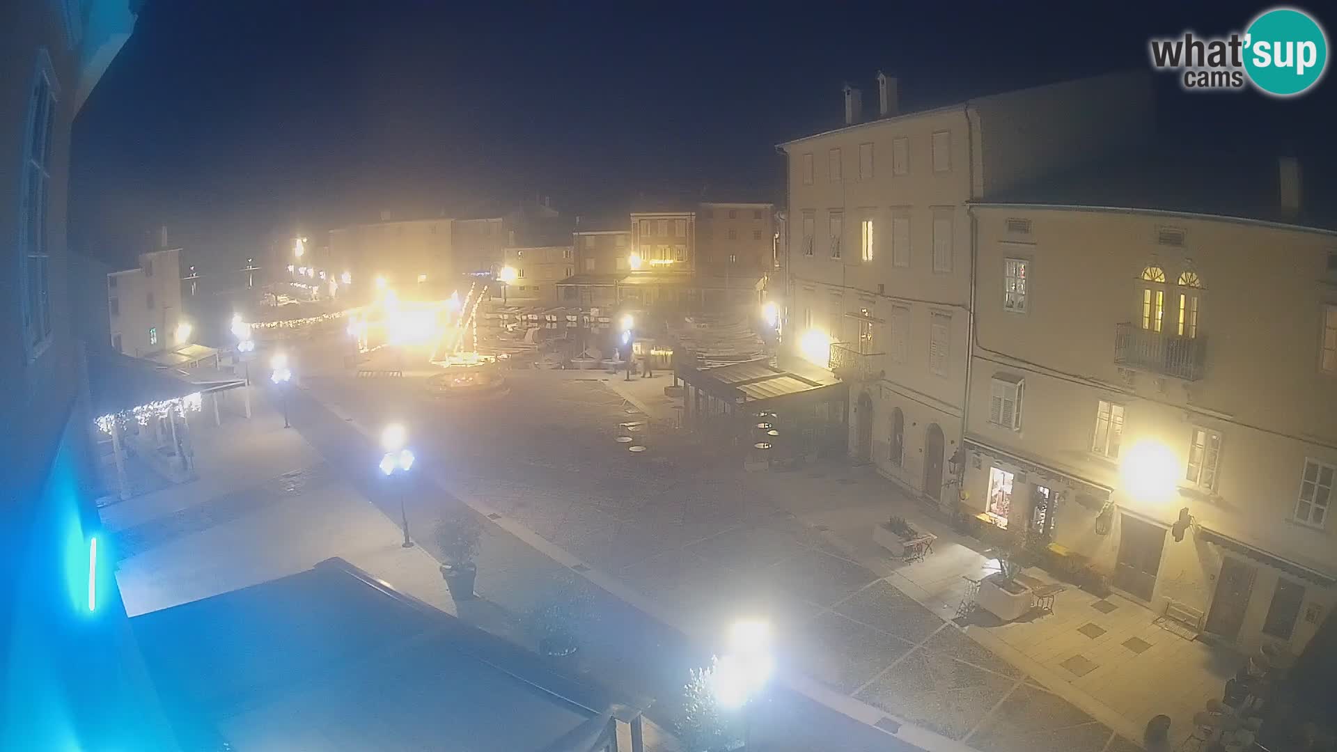 Web kamera Grad Cres – glavni trg i “mandrač” – otok Cres