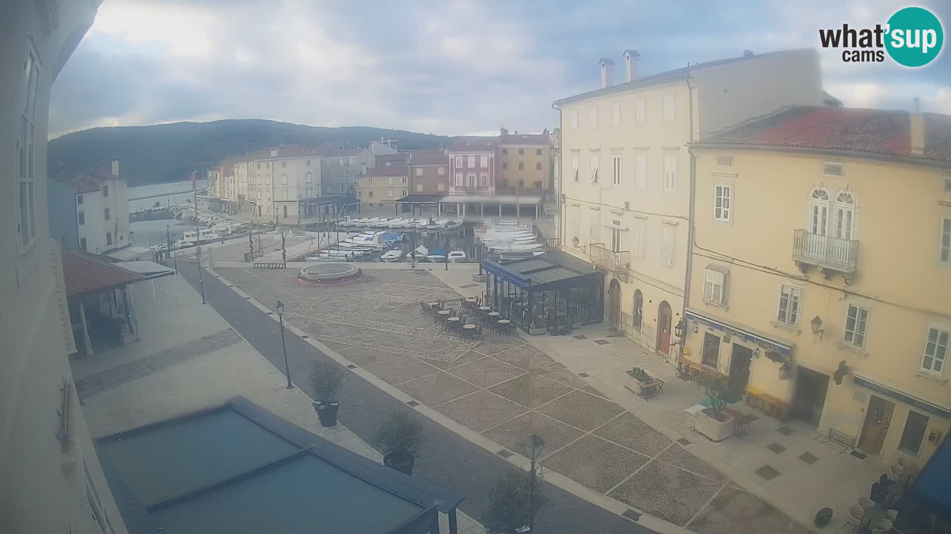 LIVE cam Cres city – place principale et “mandrač” – île de Cres – Croatie