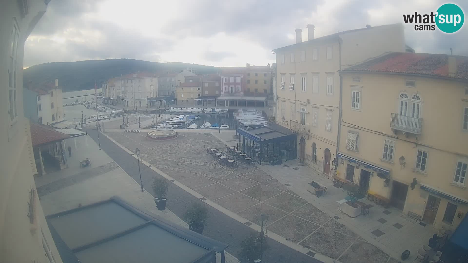 LIVE cam Cres city – place principale et “mandrač” – île de Cres – Croatie
