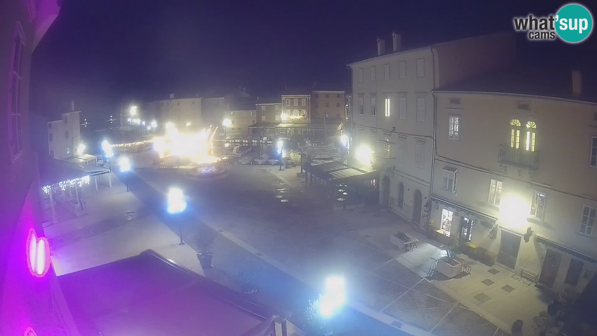 Web kamera Grad Cres – glavni trg i “mandrač” – otok Cres