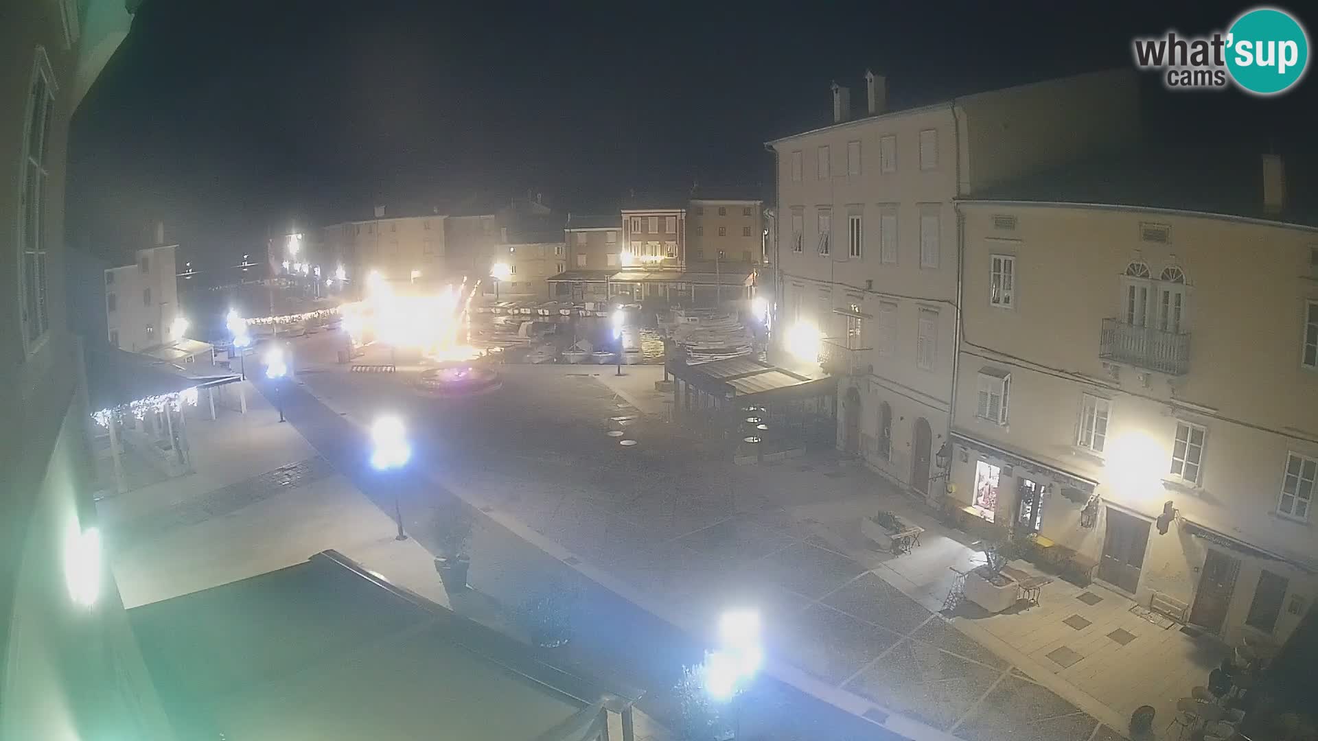 Web kamera Grad Cres – glavni trg i “mandrač” – otok Cres