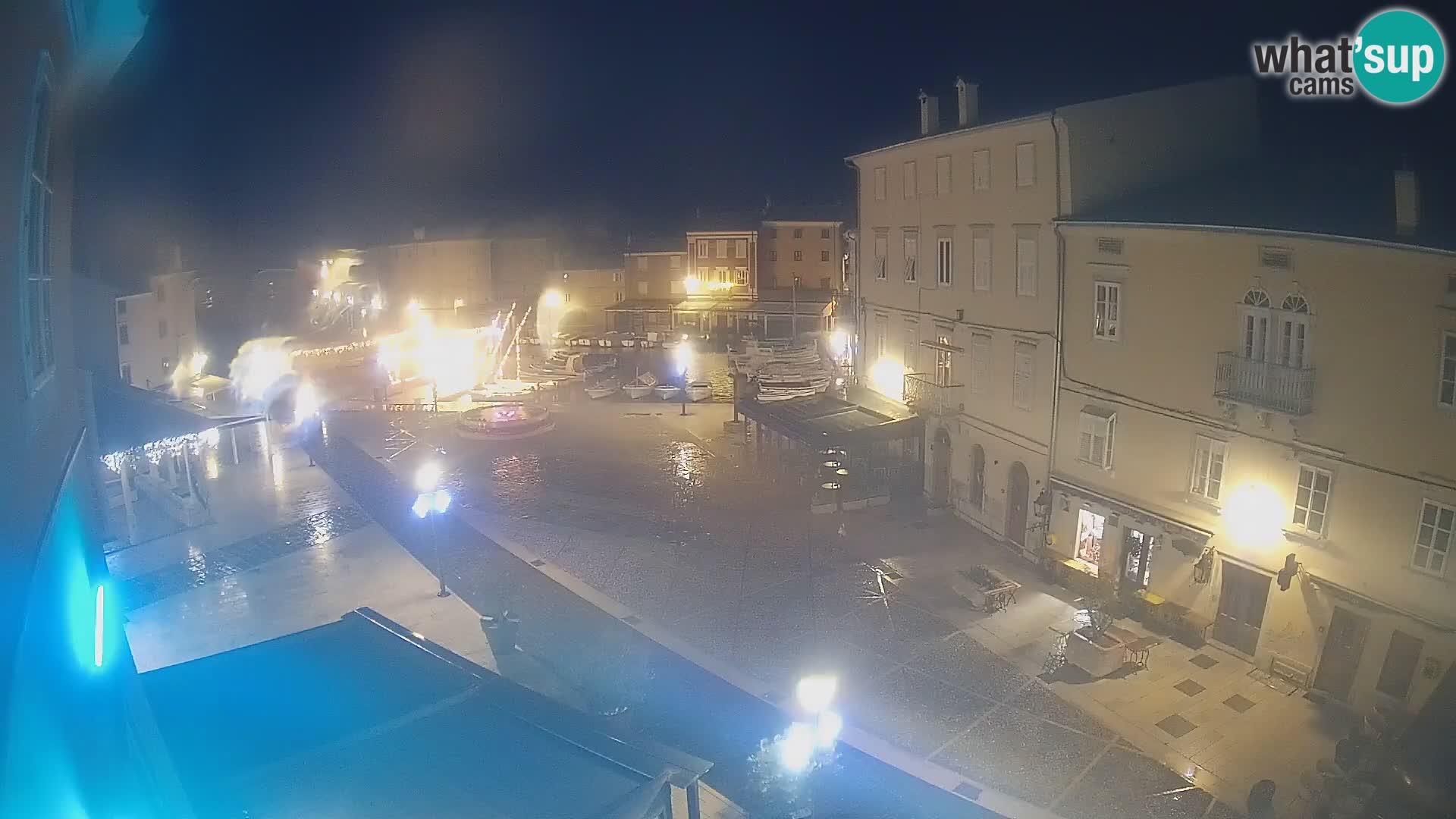 V ŽIVO spletna kamera Cres mesto – glavni trg in “mandrač” – otok Cres – Hrvaška