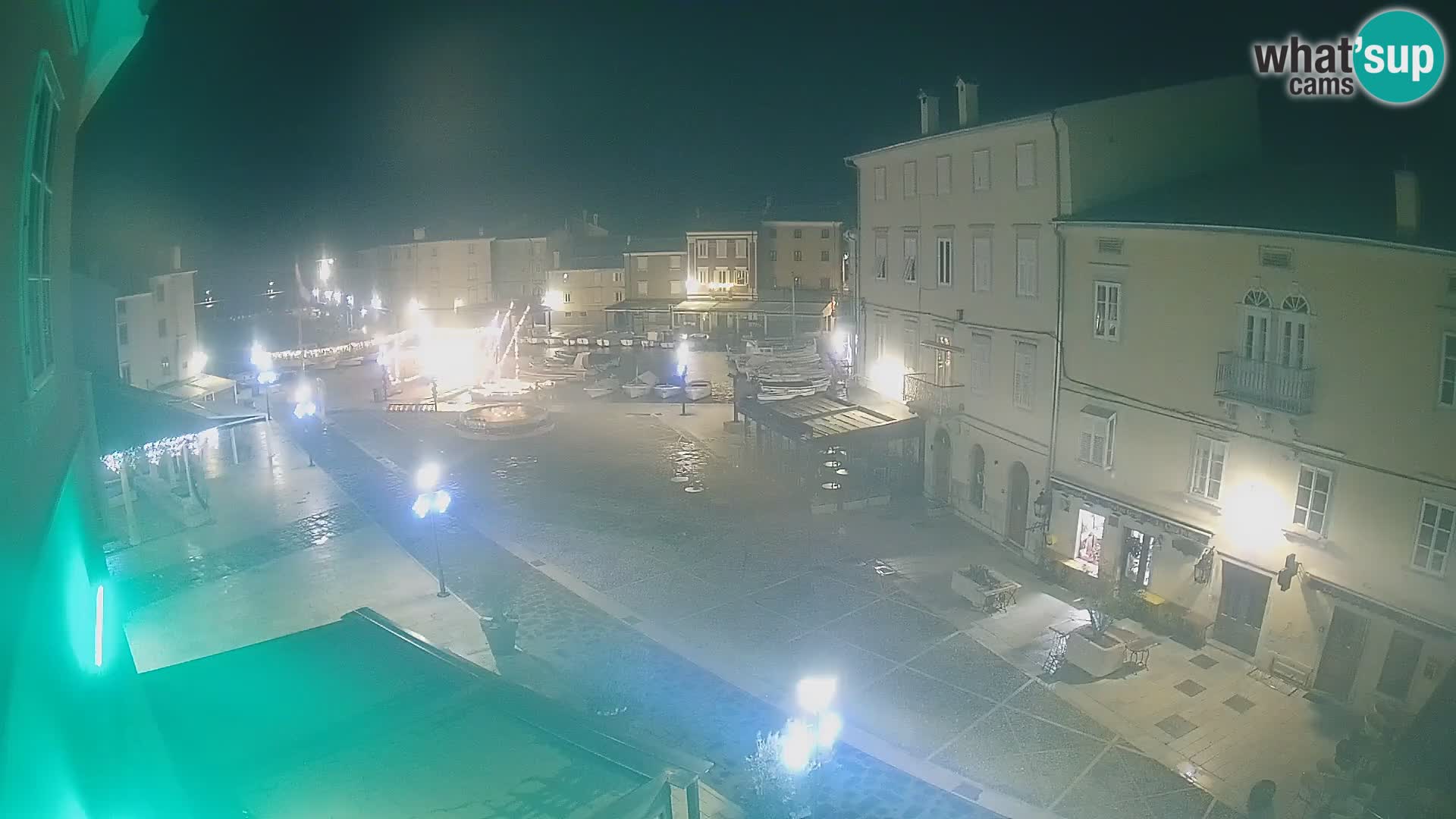 V ŽIVO spletna kamera Cres mesto – glavni trg in “mandrač” – otok Cres – Hrvaška