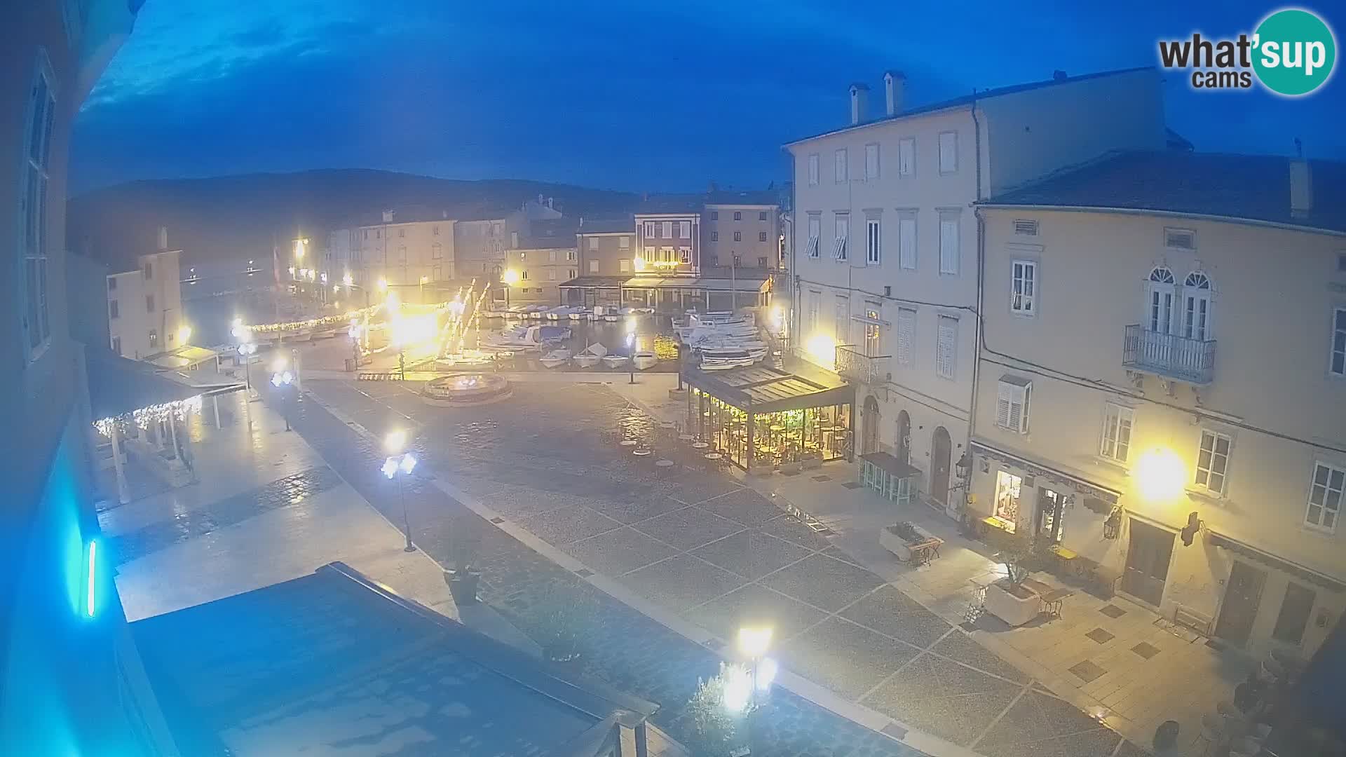 V ŽIVO spletna kamera Cres mesto – glavni trg in “mandrač” – otok Cres – Hrvaška
