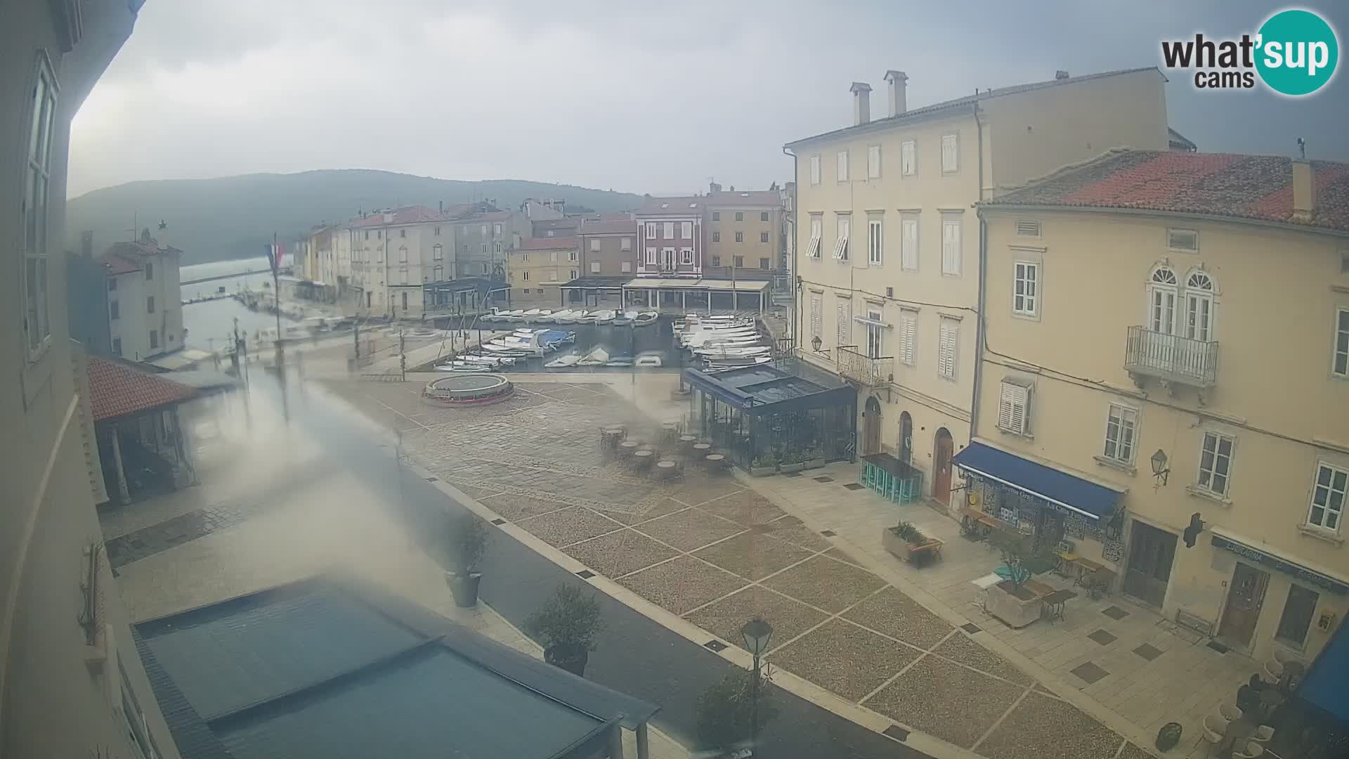 V ŽIVO spletna kamera Cres mesto – glavni trg in “mandrač” – otok Cres – Hrvaška