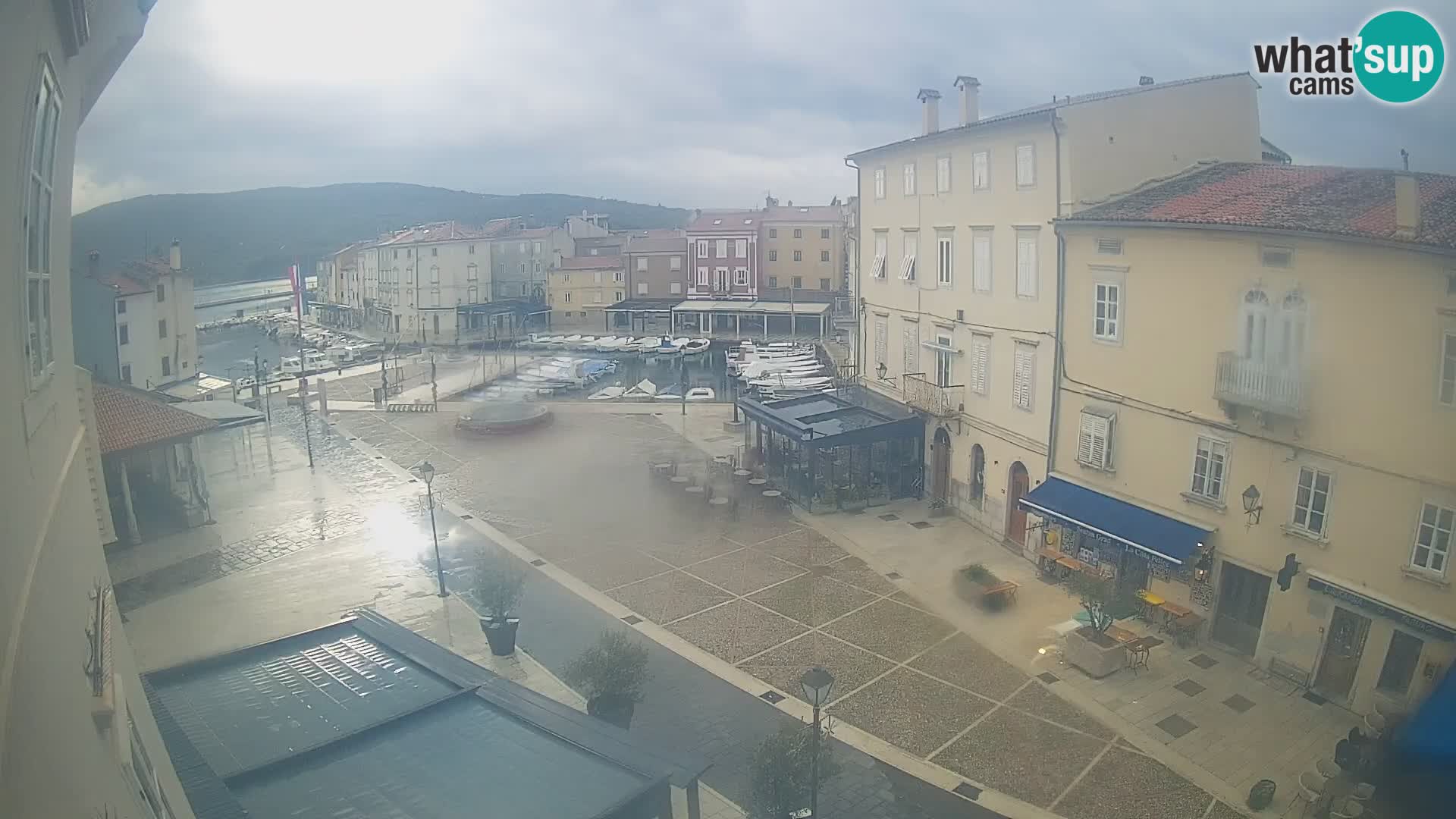 Kamera v ŽIVO Cres mesto – glavni trg in “mandrač” – otok Cres – Hrvaška