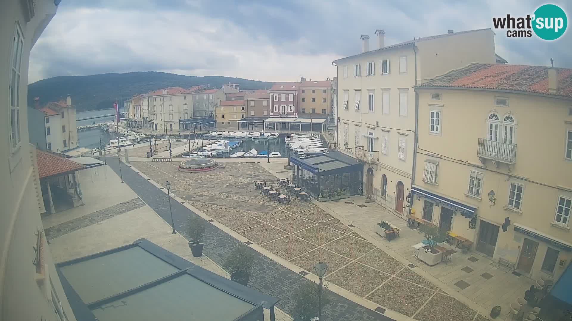 Kamera v ŽIVO Cres mesto – glavni trg in “mandrač” – otok Cres – Hrvaška