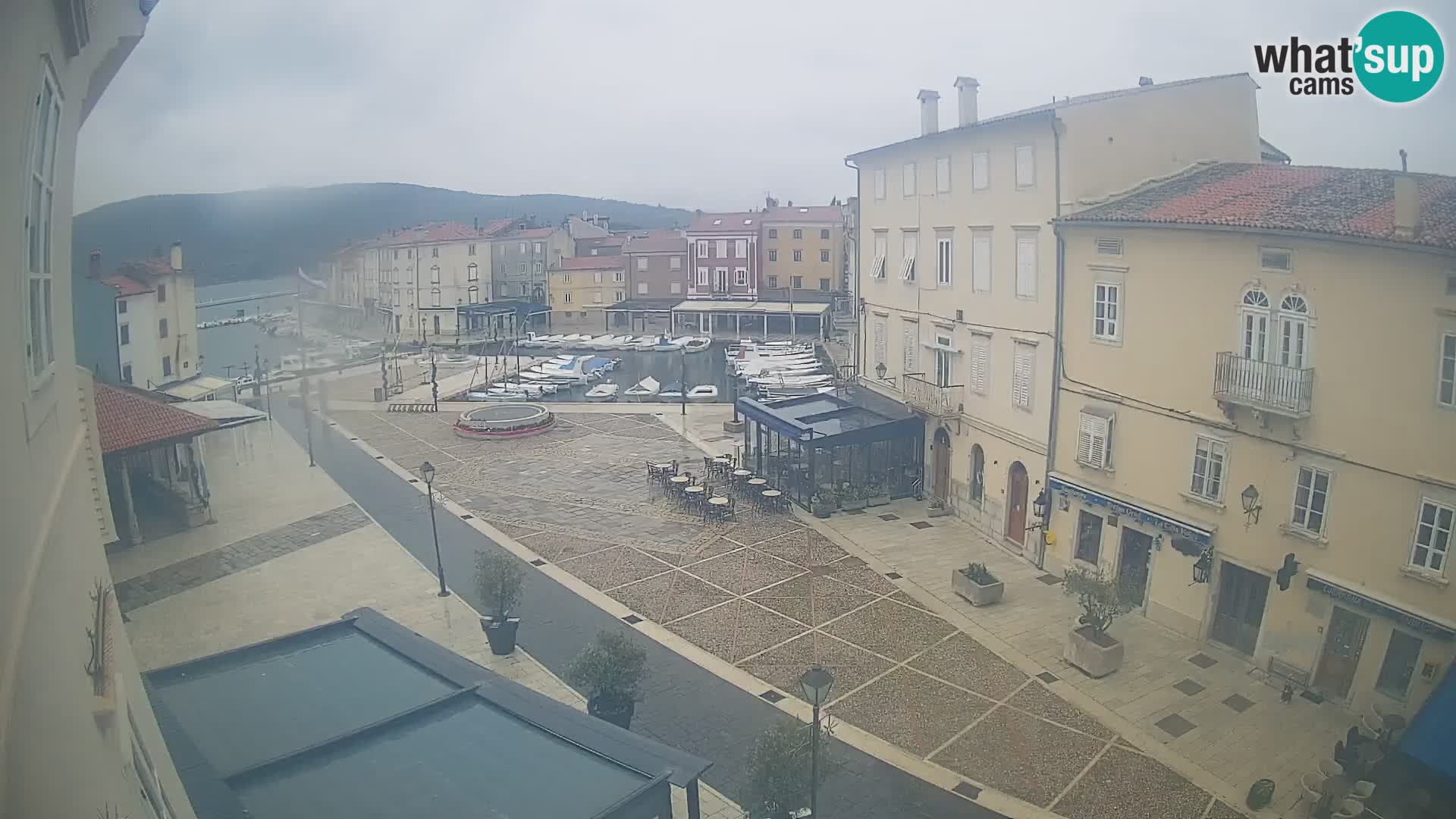 Web kamera Grad Cres – glavni trg i “mandrač” – otok Cres