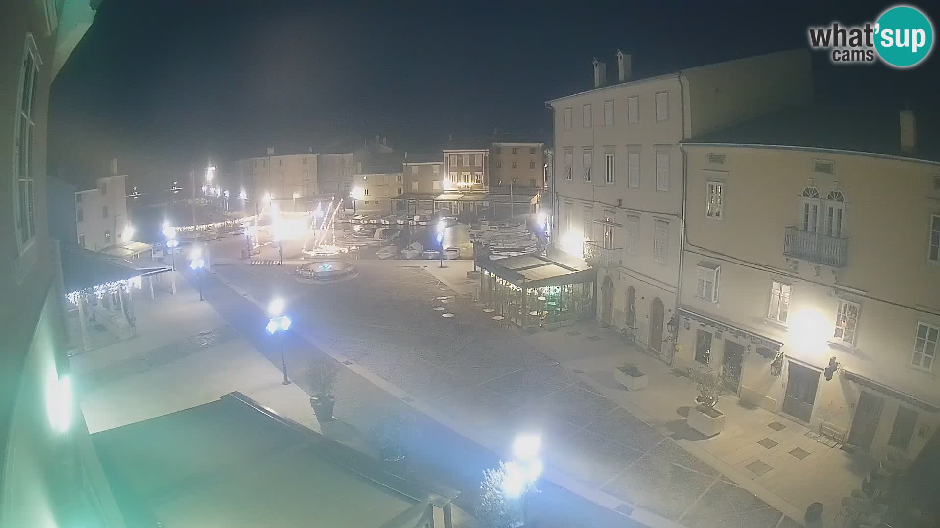 V ŽIVO spletna kamera Cres mesto – glavni trg in “mandrač” – otok Cres – Hrvaška