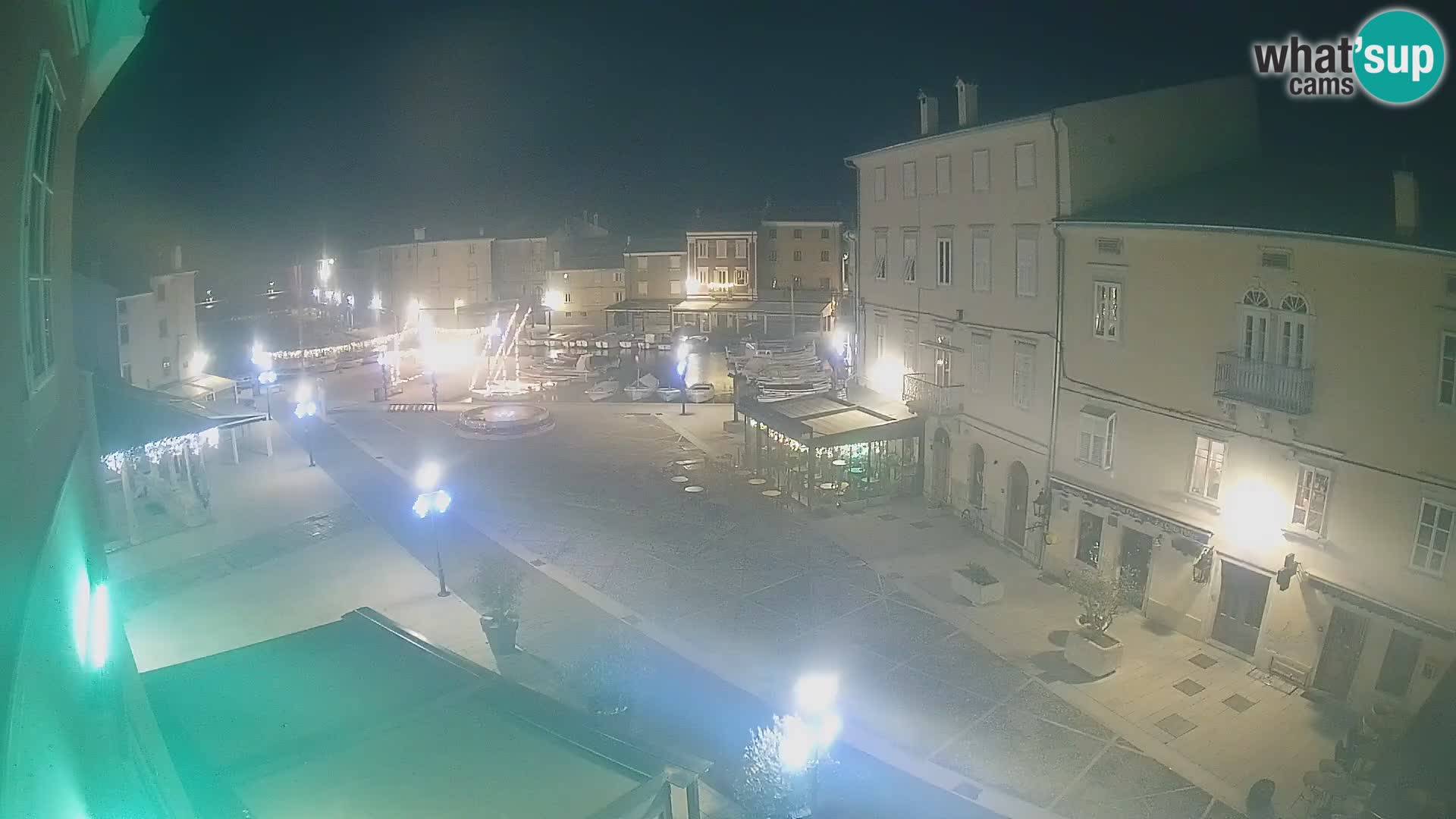 V ŽIVO spletna kamera Cres mesto – glavni trg in “mandrač” – otok Cres – Hrvaška