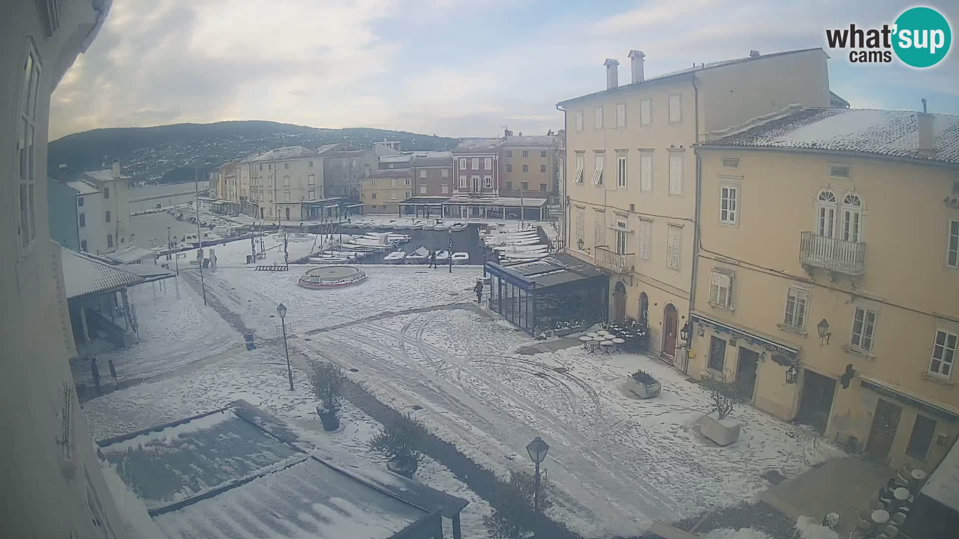 Kamera v ŽIVO Cres mesto – glavni trg in “mandrač” – otok Cres – Hrvaška