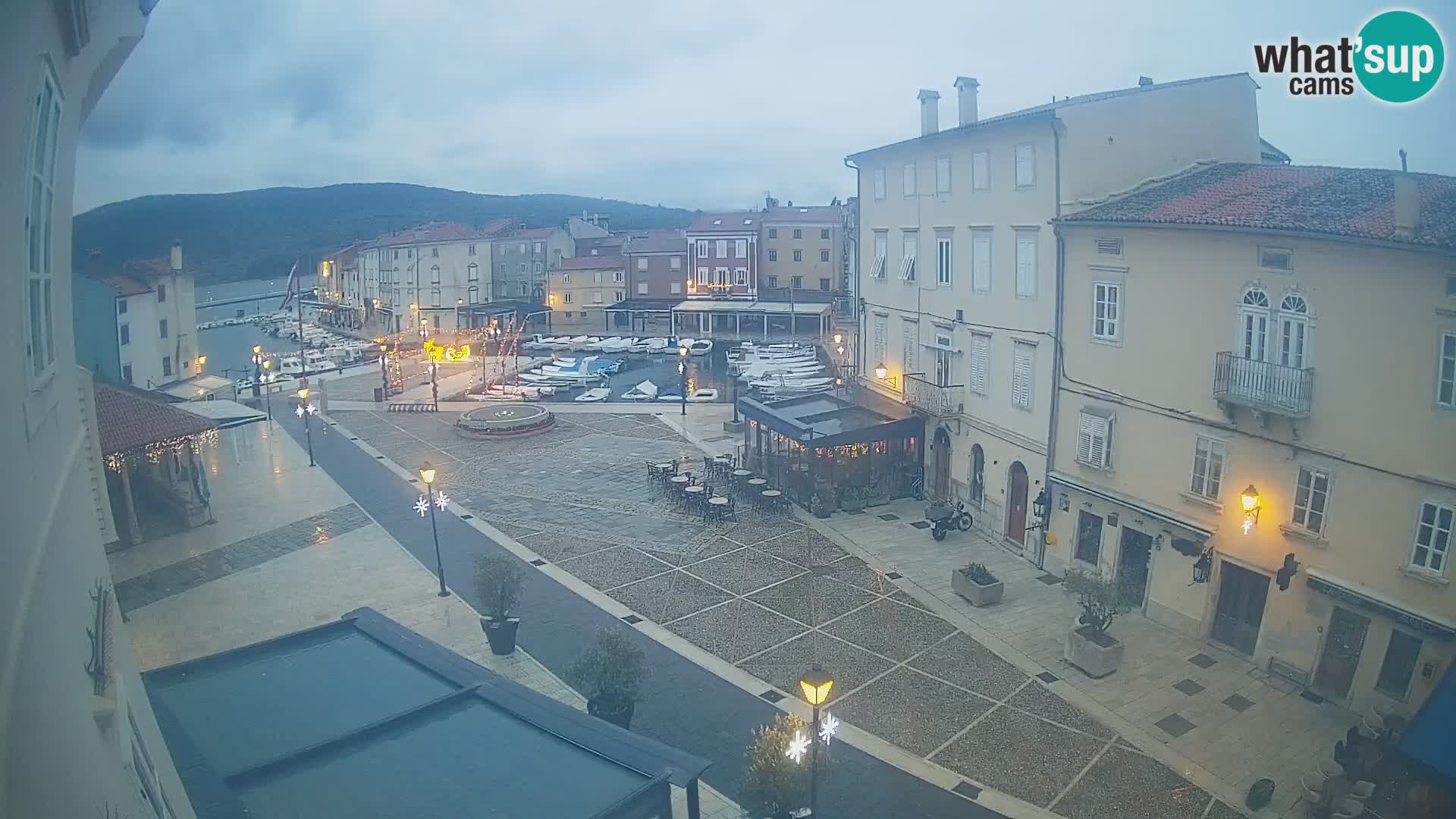 Kamera v ŽIVO Cres mesto – glavni trg in “mandrač” – otok Cres – Hrvaška